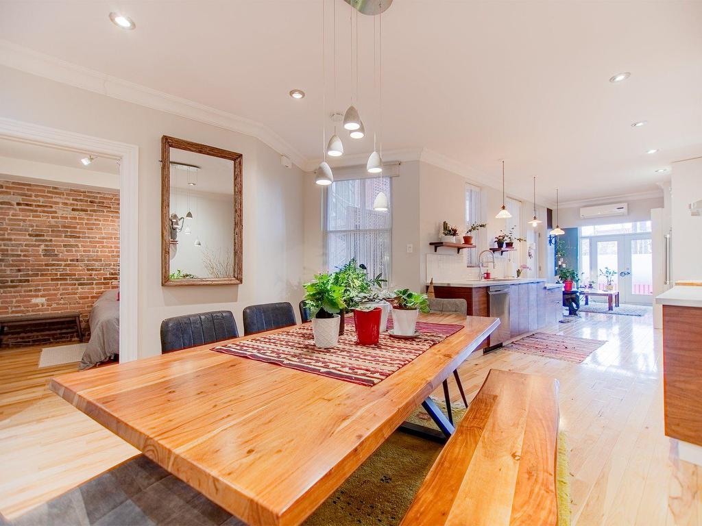 









5119


Av. de l'Esplanade

,
Montréal (Le Plateau-Mont-Royal),




QC
H2T2Z2

