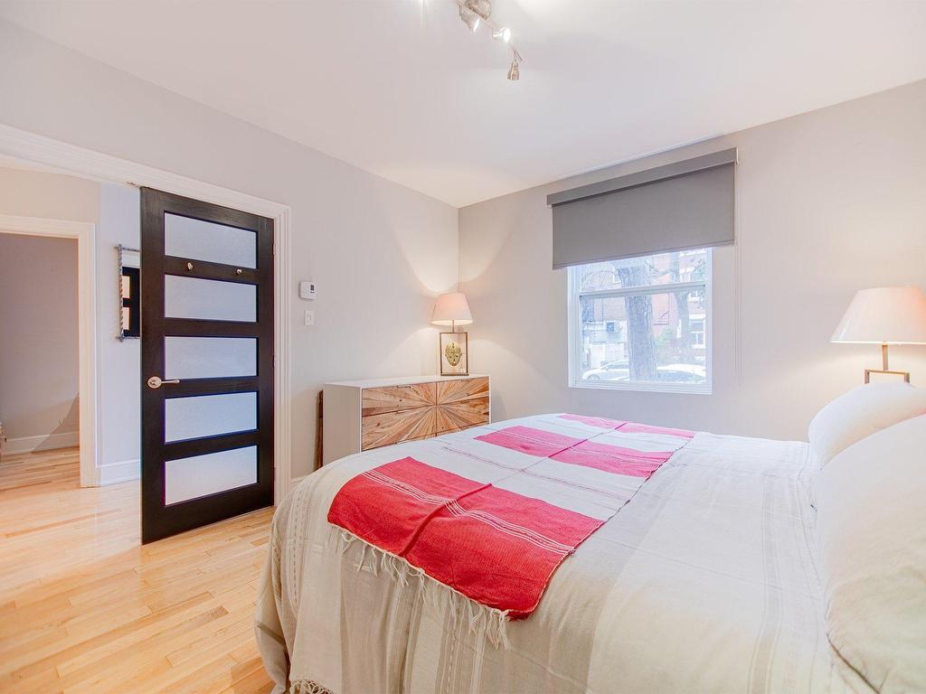 









5119


Av. de l'Esplanade

,
Montréal (Le Plateau-Mont-Royal),




QC
H2T2Z2

