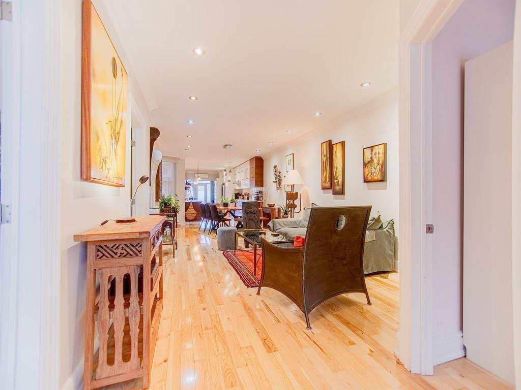 









5119


Av. de l'Esplanade

,
Montréal (Le Plateau-Mont-Royal),




QC
H2T2Z2

