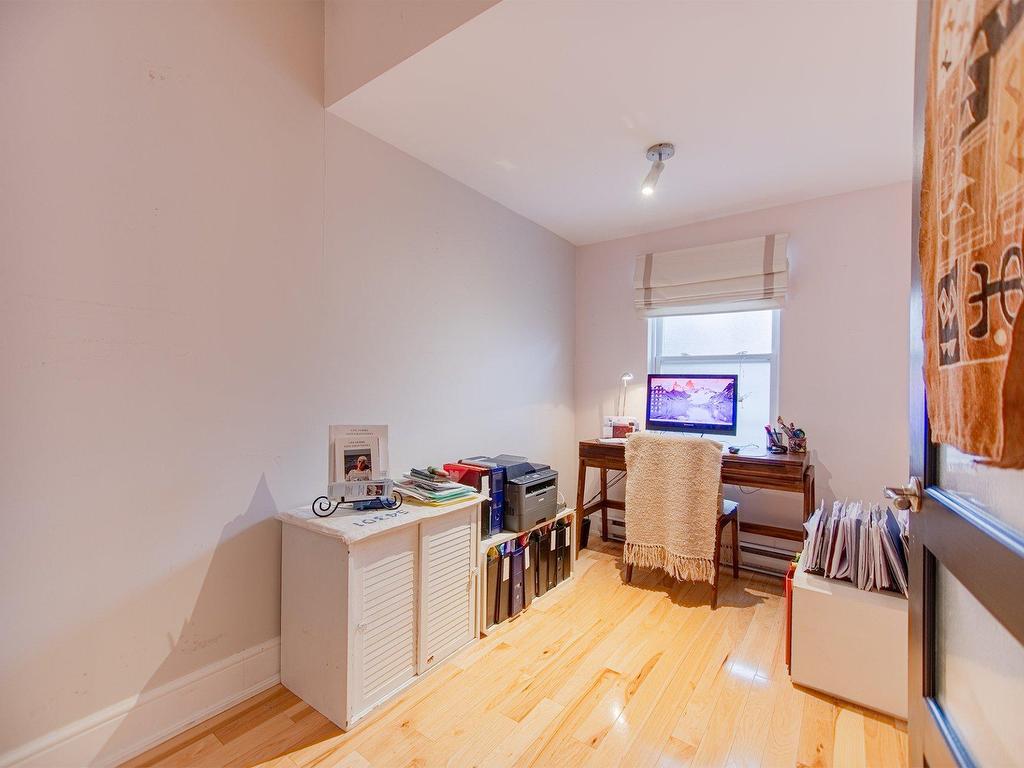 









5119


Av. de l'Esplanade

,
Montréal (Le Plateau-Mont-Royal),




QC
H2T2Z2

