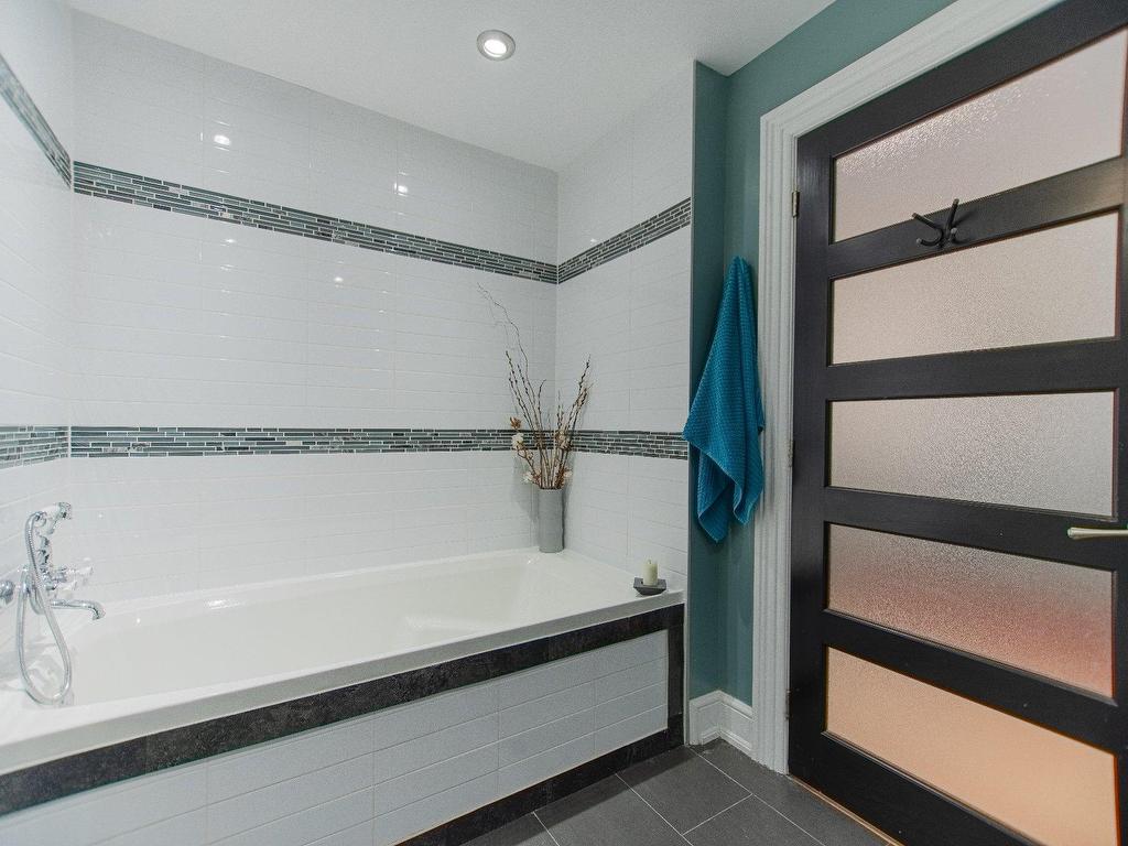 









5119


Av. de l'Esplanade

,
Montréal (Le Plateau-Mont-Royal),




QC
H2T2Z2

