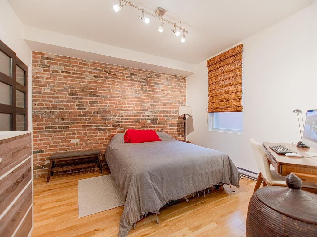 









5119


Av. de l'Esplanade

,
Montréal (Le Plateau-Mont-Royal),




QC
H2T2Z2

