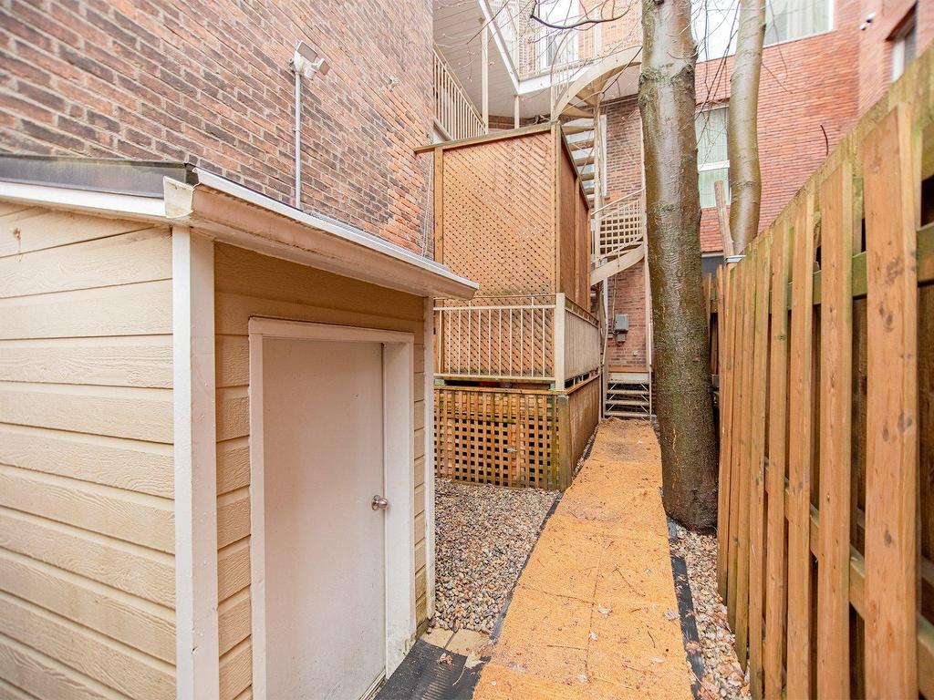 









5119


Av. de l'Esplanade

,
Montréal (Le Plateau-Mont-Royal),




QC
H2T2Z2

