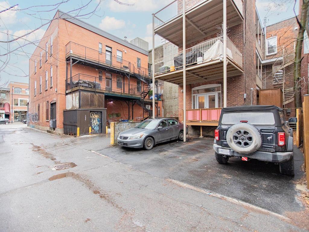 









5119


Av. de l'Esplanade

,
Montréal (Le Plateau-Mont-Royal),




QC
H2T2Z2

