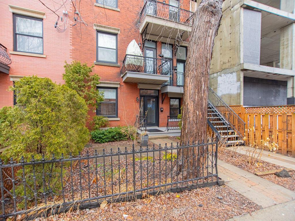 









5119


Av. de l'Esplanade

,
Montréal (Le Plateau-Mont-Royal),




QC
H2T2Z2

