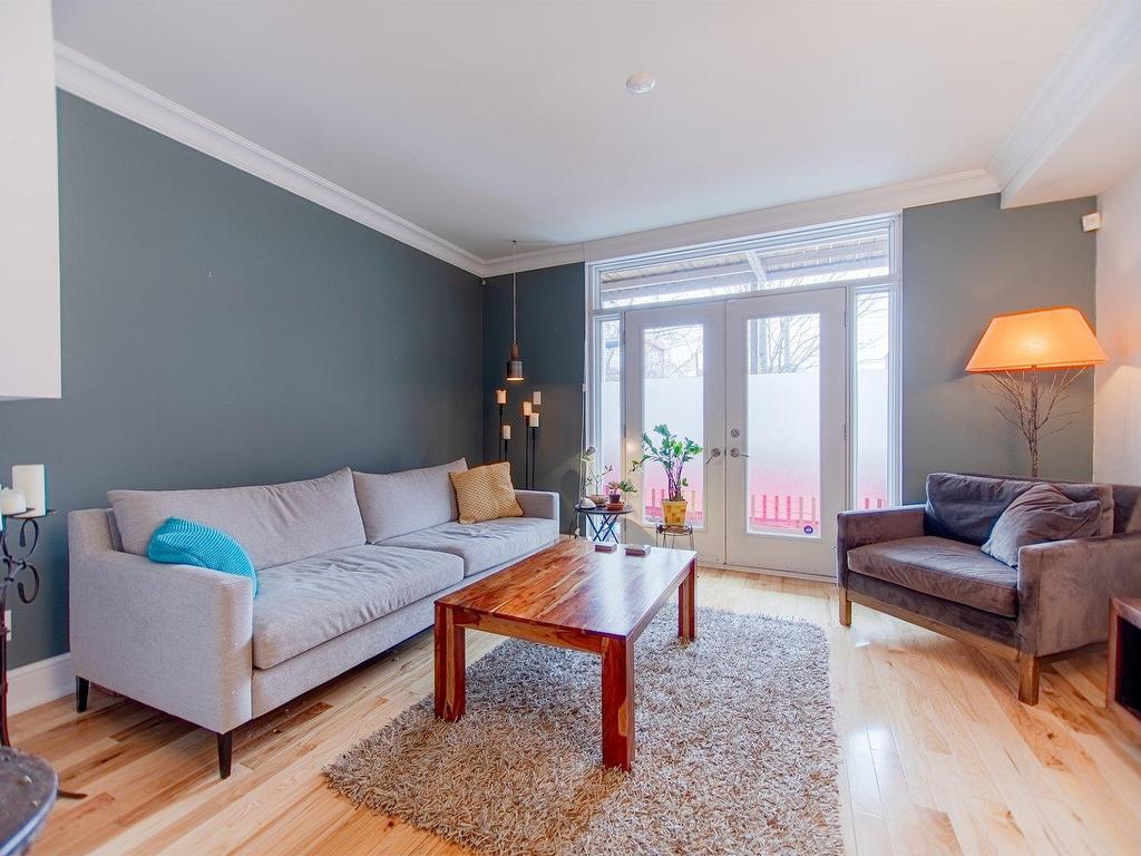 









5119


Av. de l'Esplanade

,
Montréal (Le Plateau-Mont-Royal),




QC
H2T2Z2

