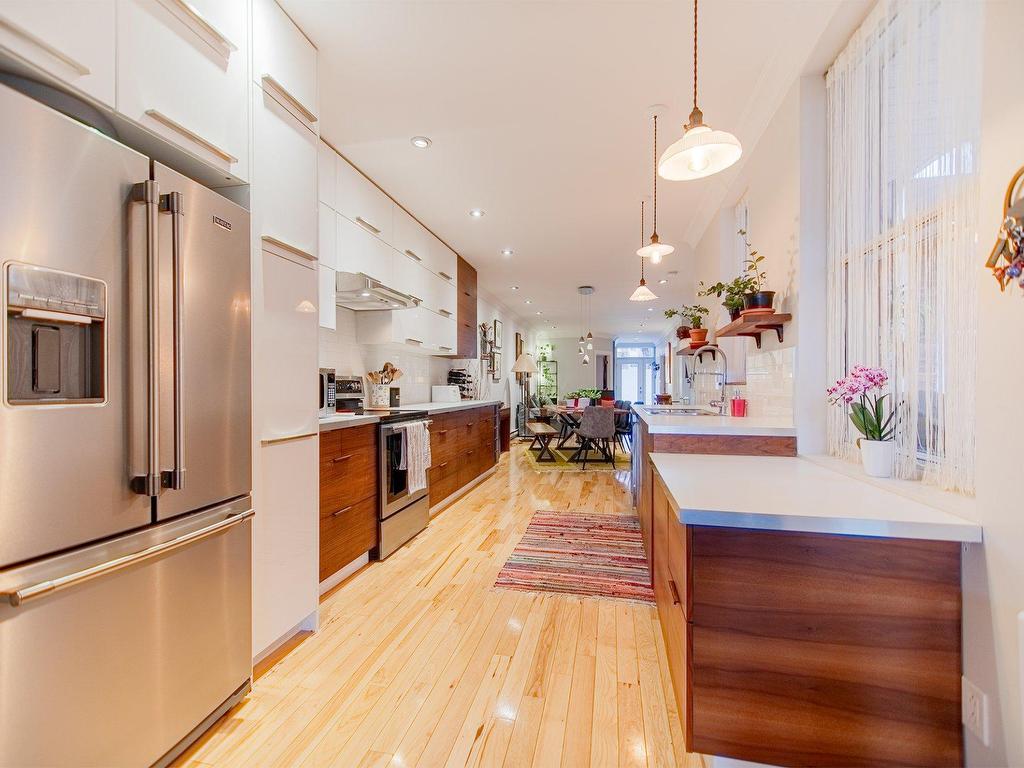 









5119


Av. de l'Esplanade

,
Montréal (Le Plateau-Mont-Royal),




QC
H2T2Z2

