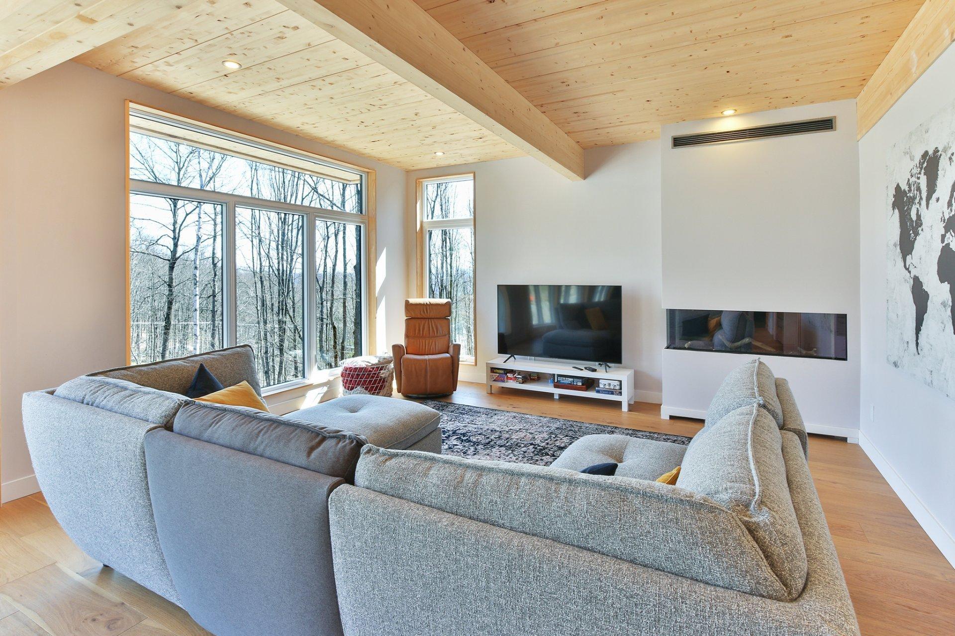 









205


Rue des Deux-Montagnes

,
Bromont,




QC
J2L1P2

