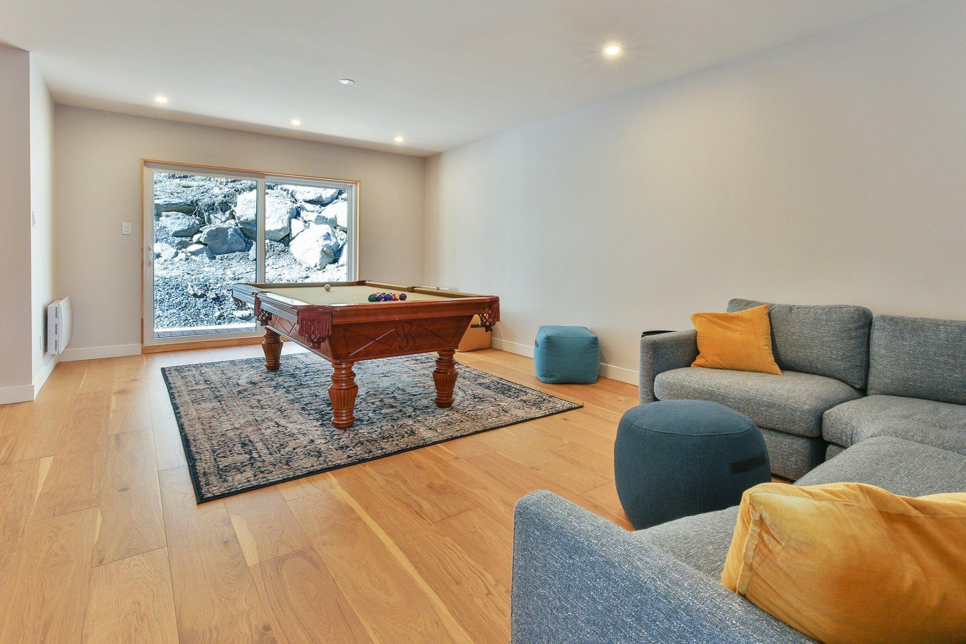 









205


Rue des Deux-Montagnes

,
Bromont,




QC
J2L1P2

