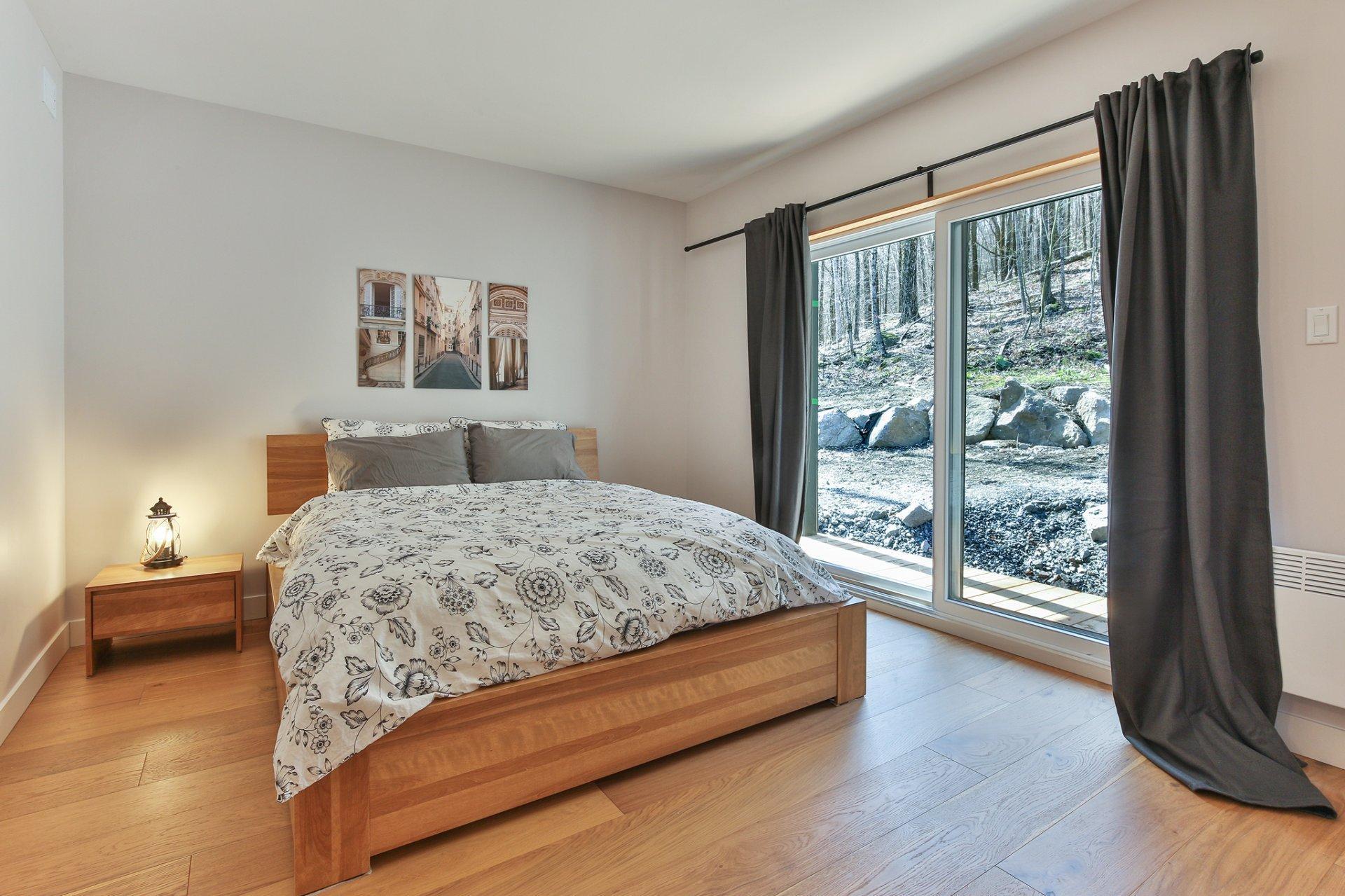 









205


Rue des Deux-Montagnes

,
Bromont,




QC
J2L1P2

