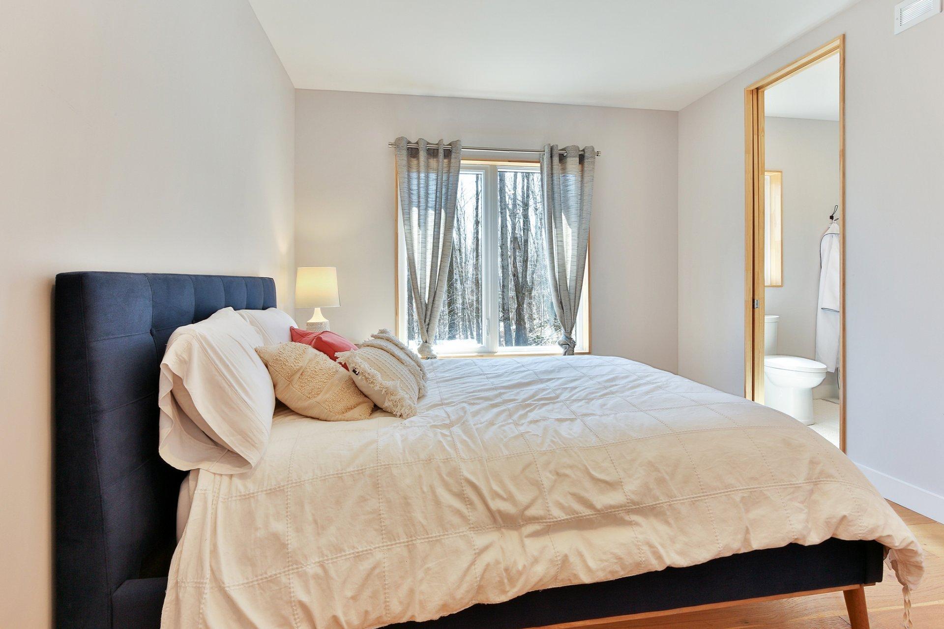 









205


Rue des Deux-Montagnes

,
Bromont,




QC
J2L1P2

