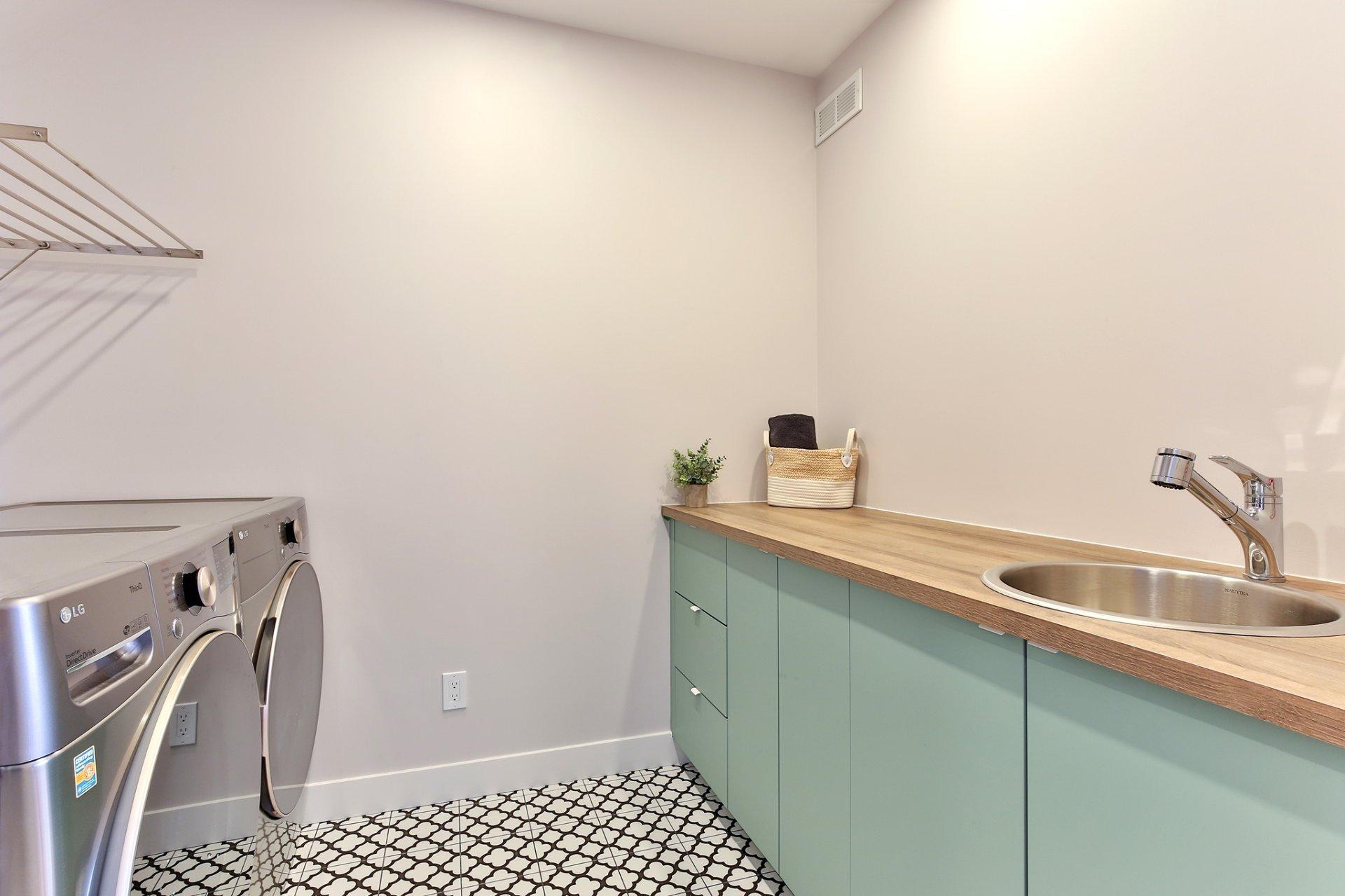 









205


Rue des Deux-Montagnes

,
Bromont,




QC
J2L1P2

