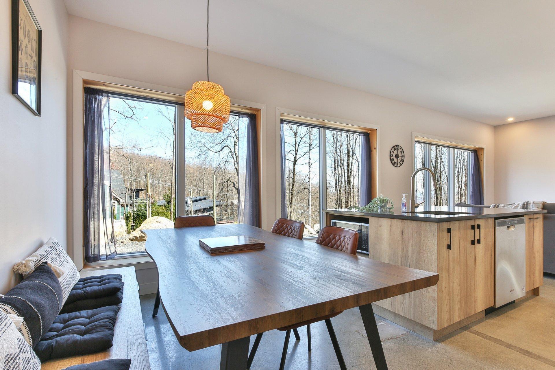 









205


Rue des Deux-Montagnes

,
Bromont,




QC
J2L1P2

