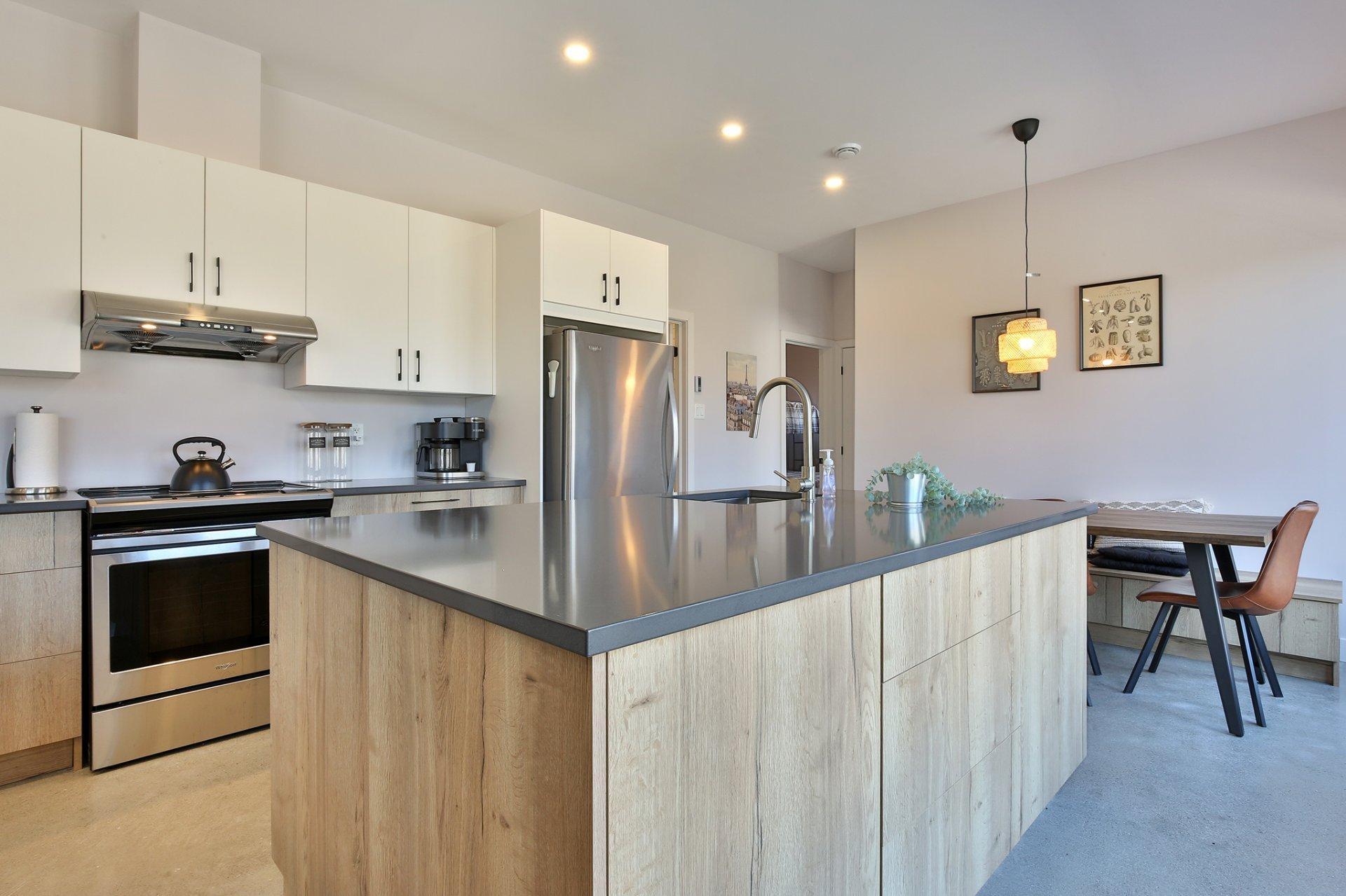 









205


Rue des Deux-Montagnes

,
Bromont,




QC
J2L1P2

