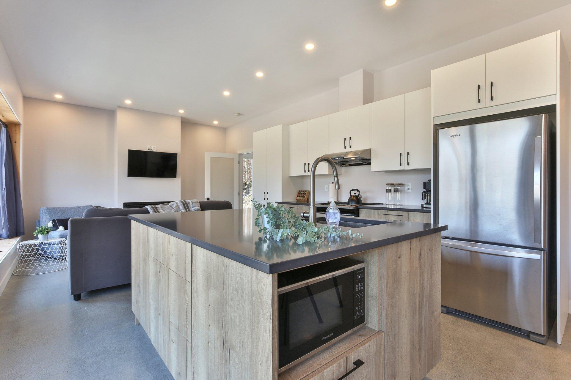 









205


Rue des Deux-Montagnes

,
Bromont,




QC
J2L1P2

