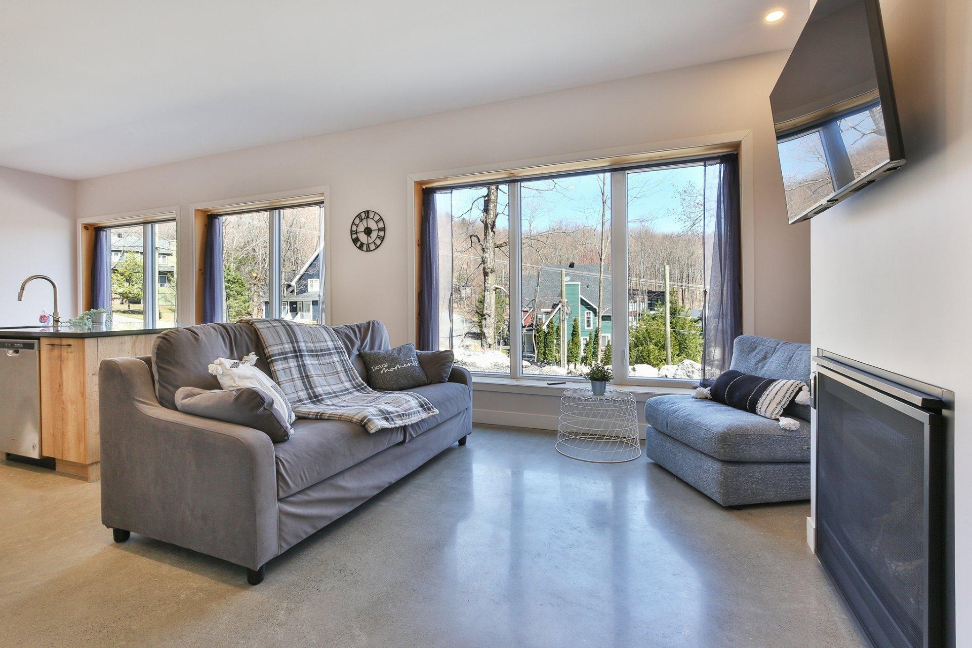









205


Rue des Deux-Montagnes

,
Bromont,




QC
J2L1P2

