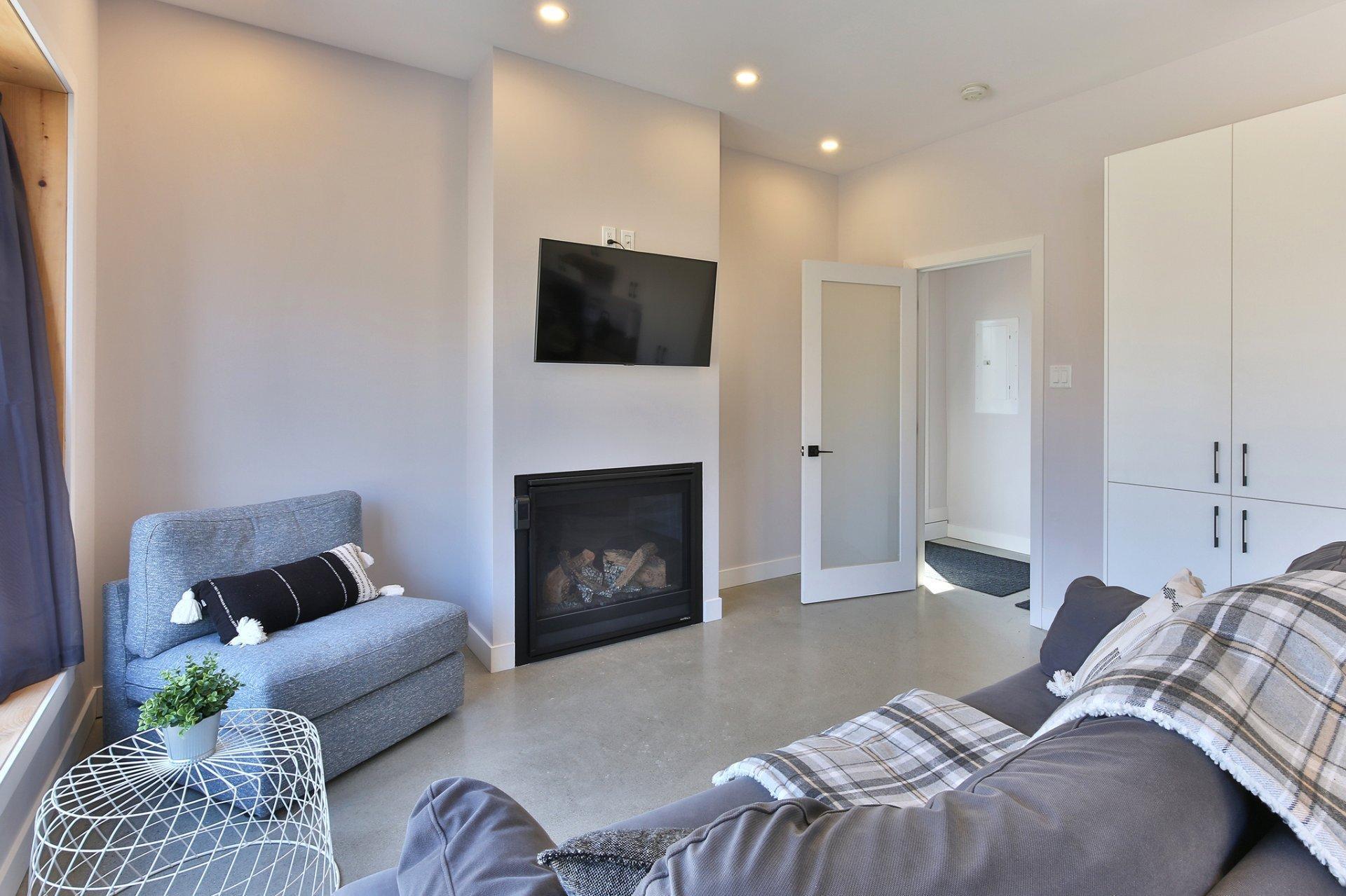 









205


Rue des Deux-Montagnes

,
Bromont,




QC
J2L1P2


