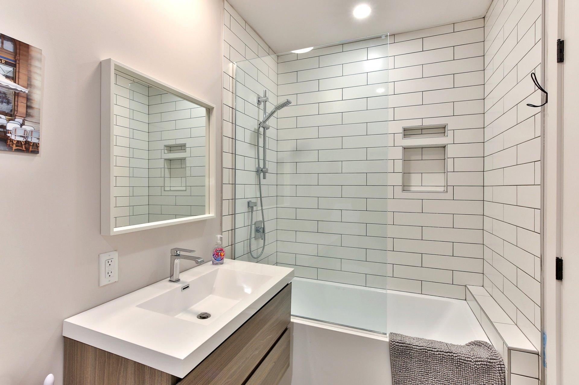 









205


Rue des Deux-Montagnes

,
Bromont,




QC
J2L1P2

