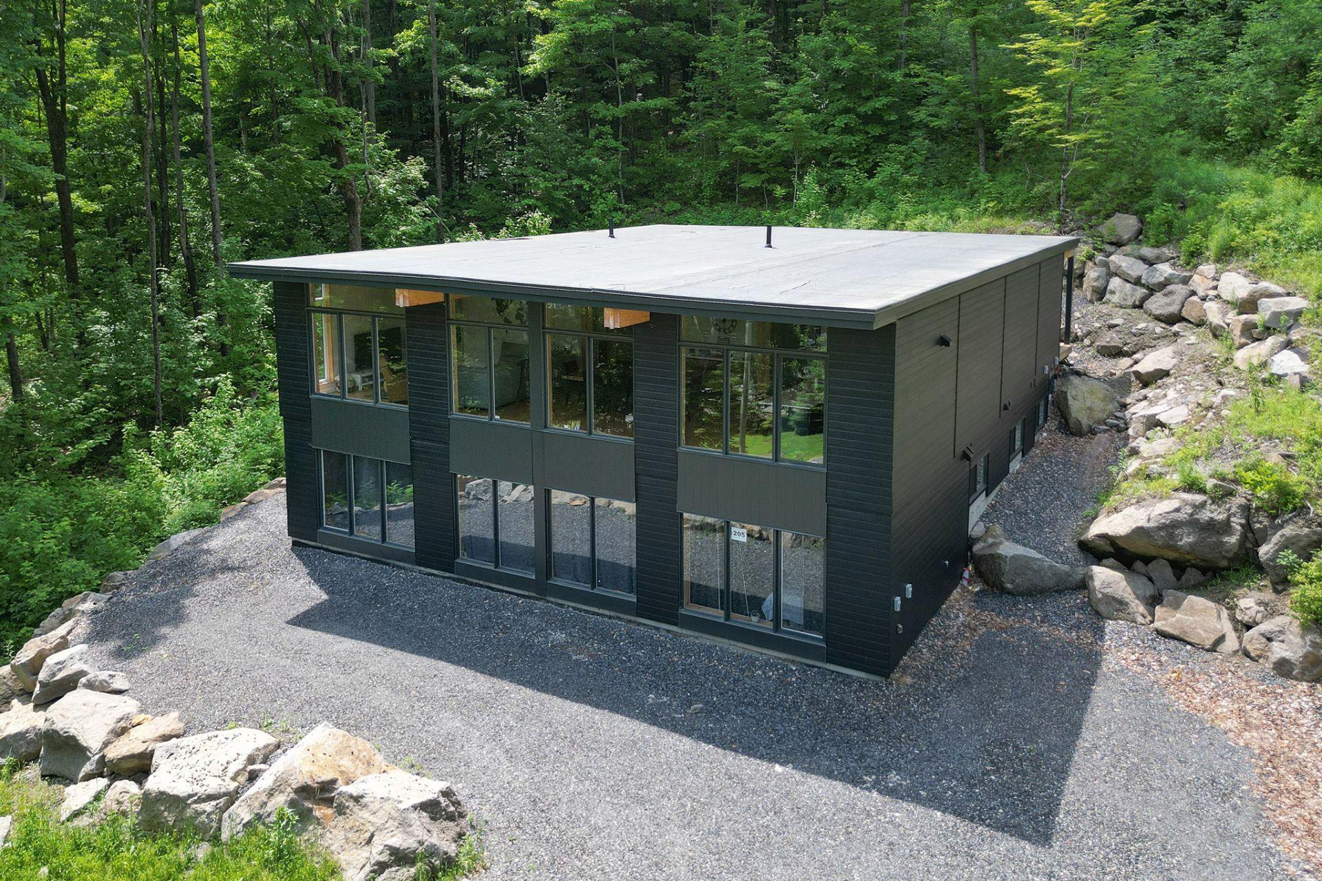 









205


Rue des Deux-Montagnes

,
Bromont,




QC
J2L1P2

