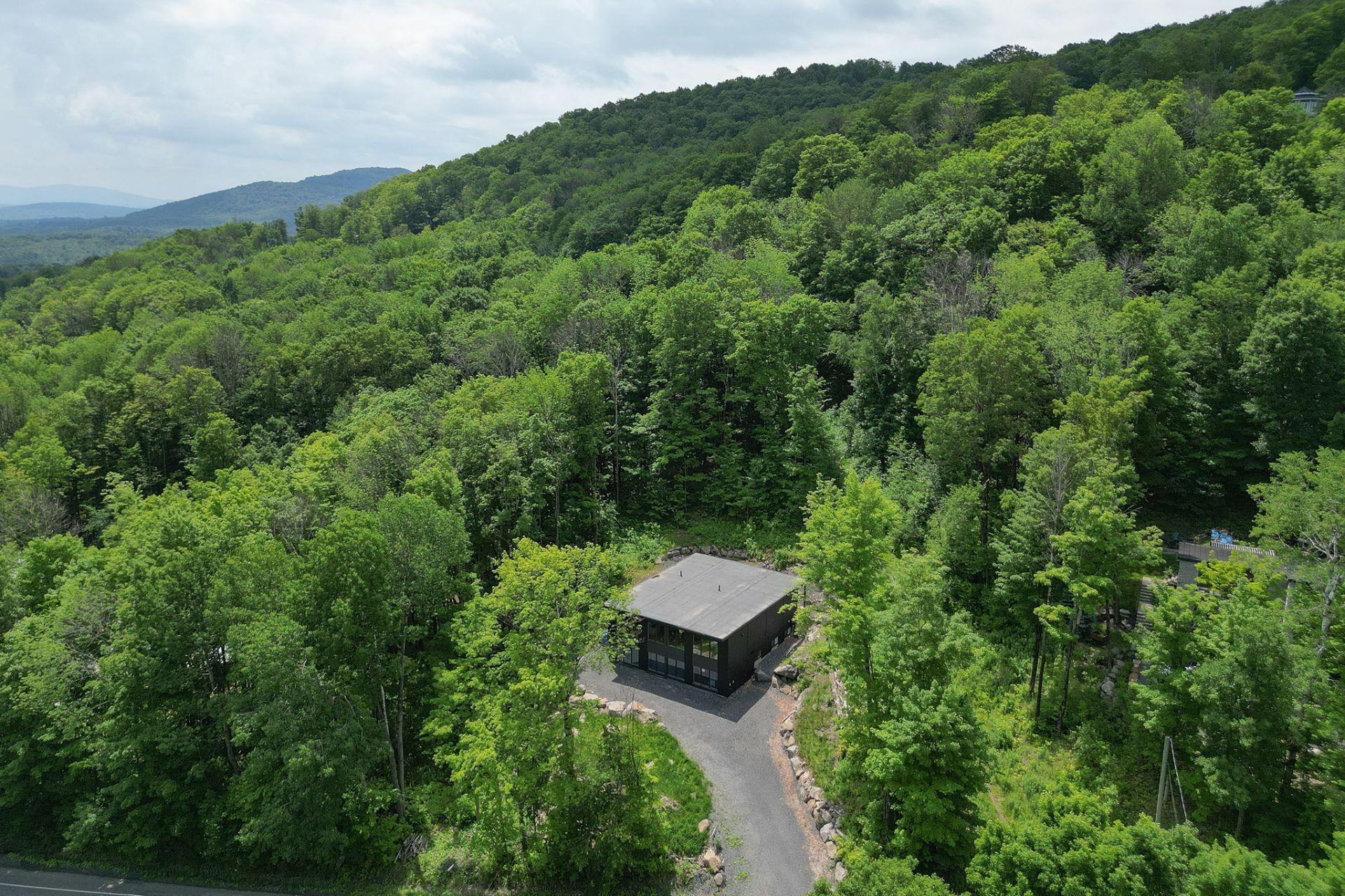 









205


Rue des Deux-Montagnes

,
Bromont,




QC
J2L1P2

