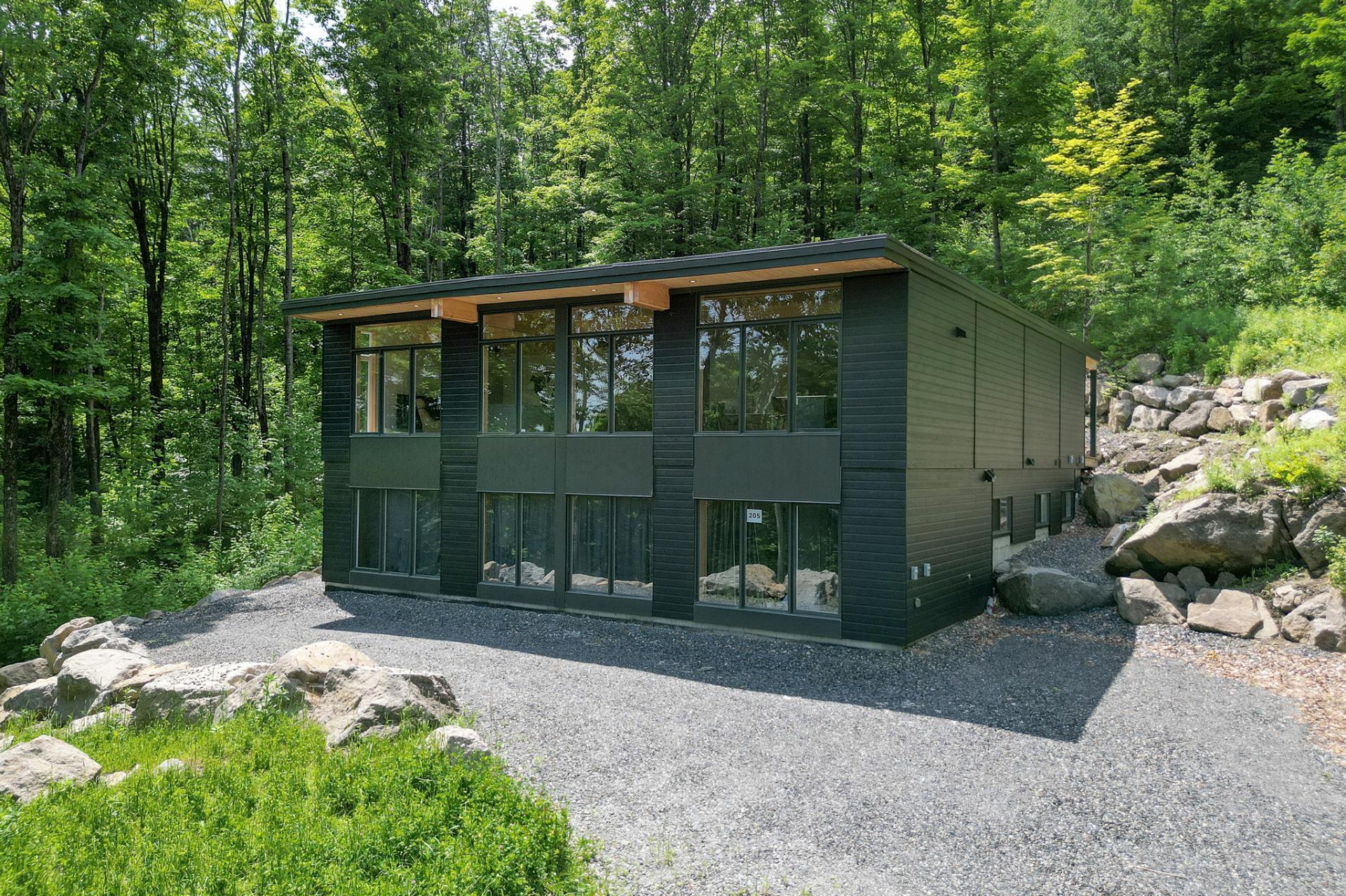 









205


Rue des Deux-Montagnes

,
Bromont,




QC
J2L1P2

