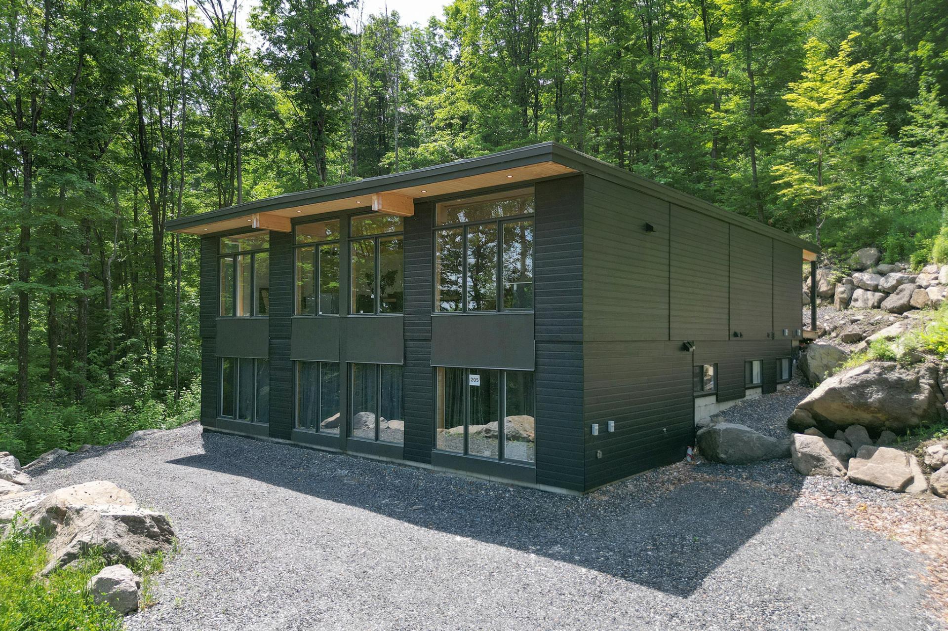 









205


Rue des Deux-Montagnes

,
Bromont,




QC
J2L1P2

