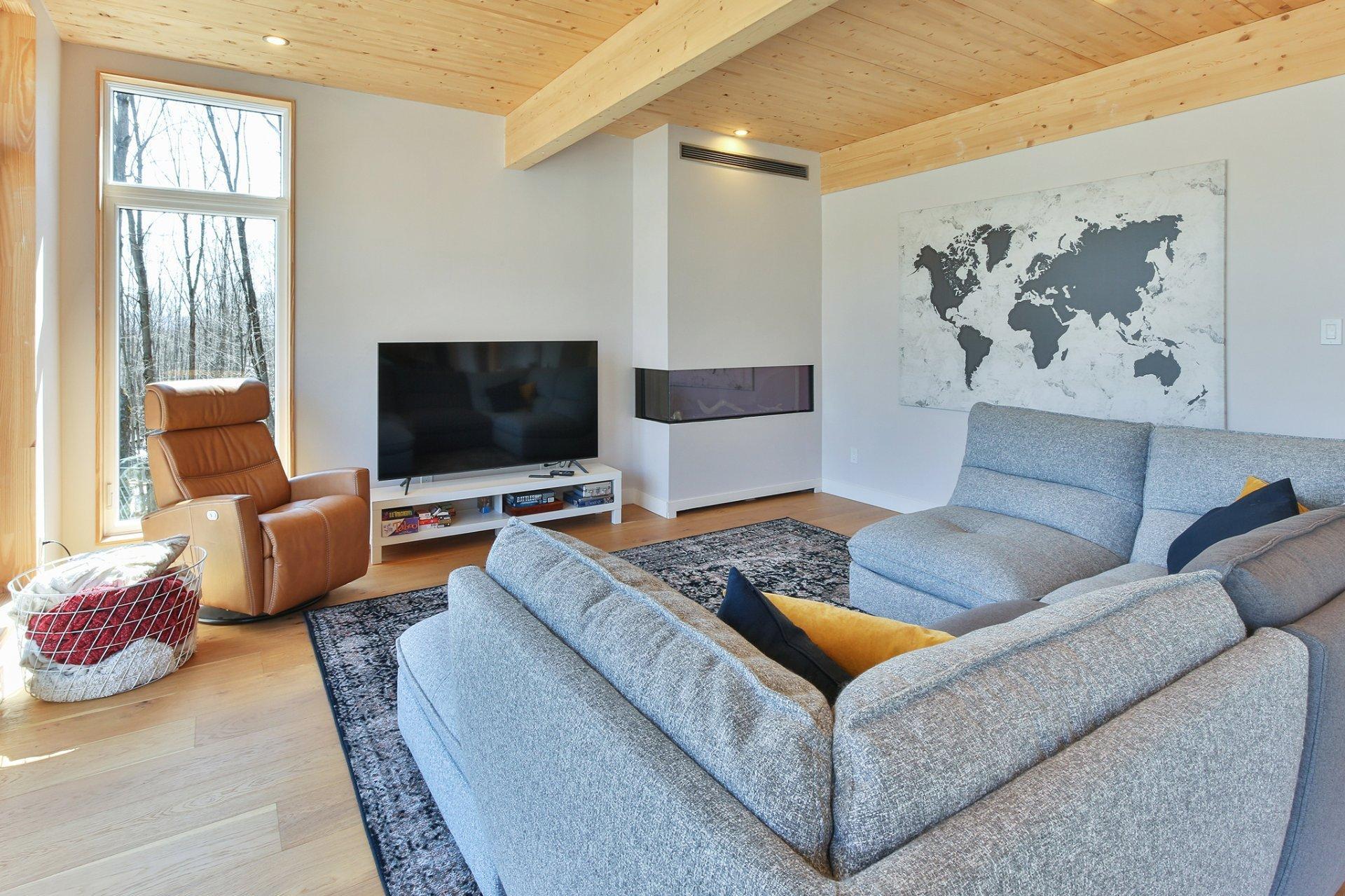 









205


Rue des Deux-Montagnes

,
Bromont,




QC
J2L1P2

