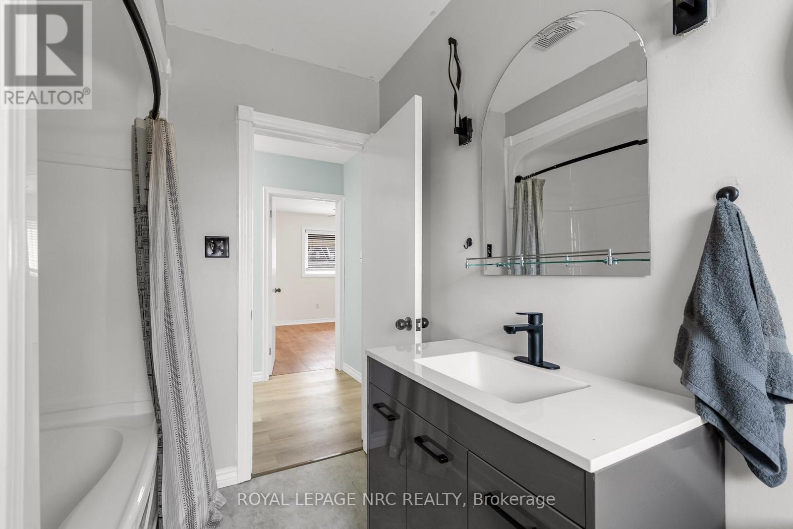 












87 CANBORO ROAD

,
Pelham (Fonthill),




Ontario
L0S1E0

