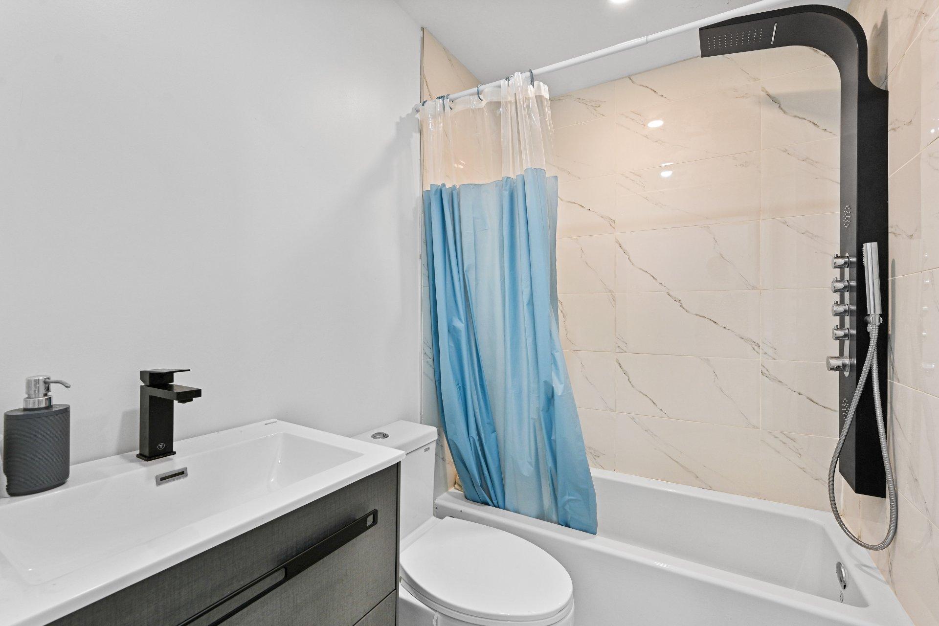 









2024

 - 2028


Rue Fullum

,
Montréal (Ville-Marie),




QC
H2K3N7

