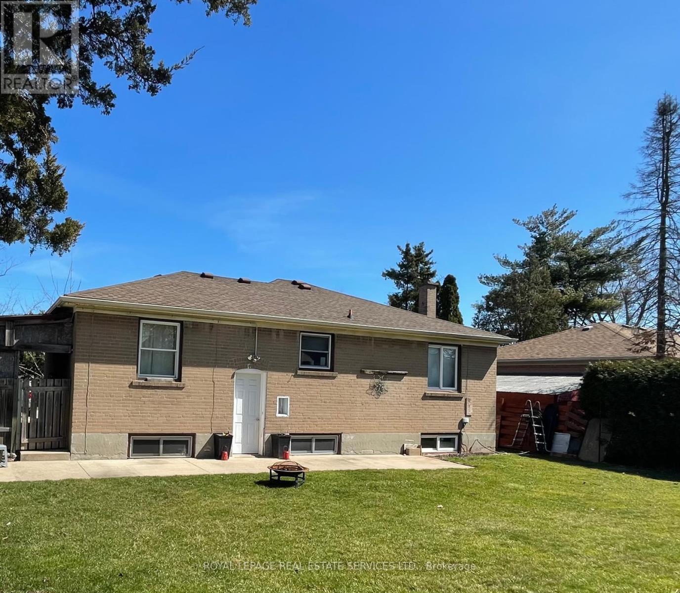 












522 WEYNWAY COURT

,
Oakville,




Ontario
L6L4G7

