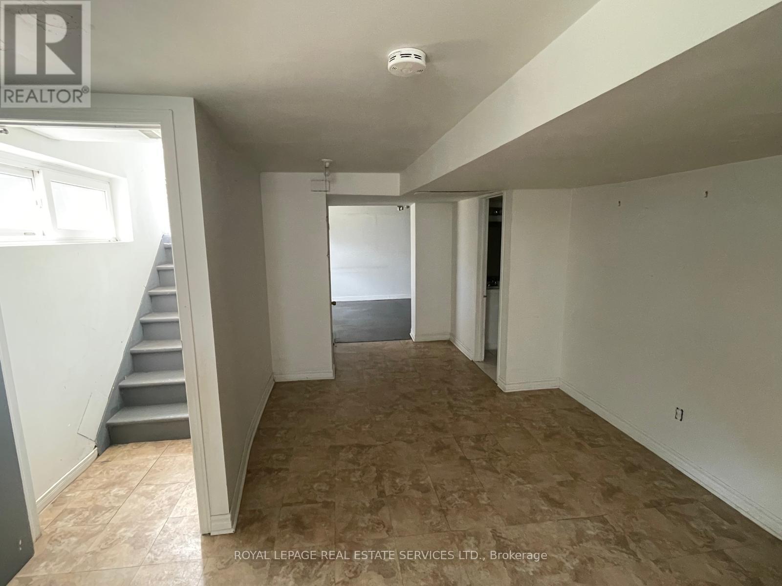 












522 WEYNWAY COURT

,
Oakville,




Ontario
L6L4G7

