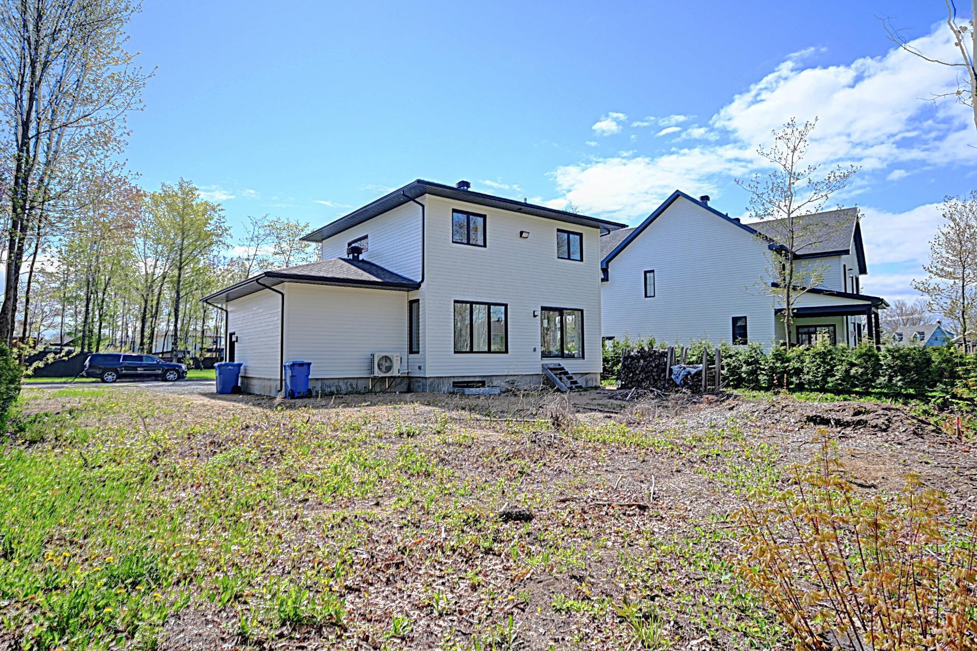 









189


Rue du Sous-Bois

,
Boischatel,




QC
G0A1H0

