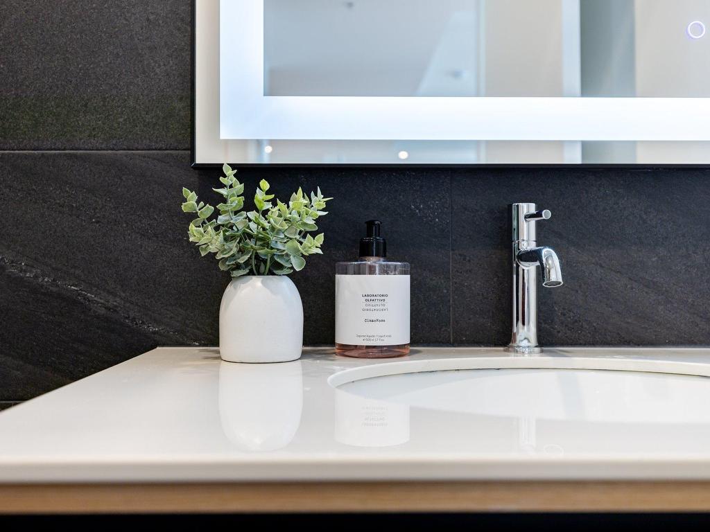 









1020


Rue de la Montagne

, 3703,
Montréal (Ville-Marie),




QC
H3G1V7

