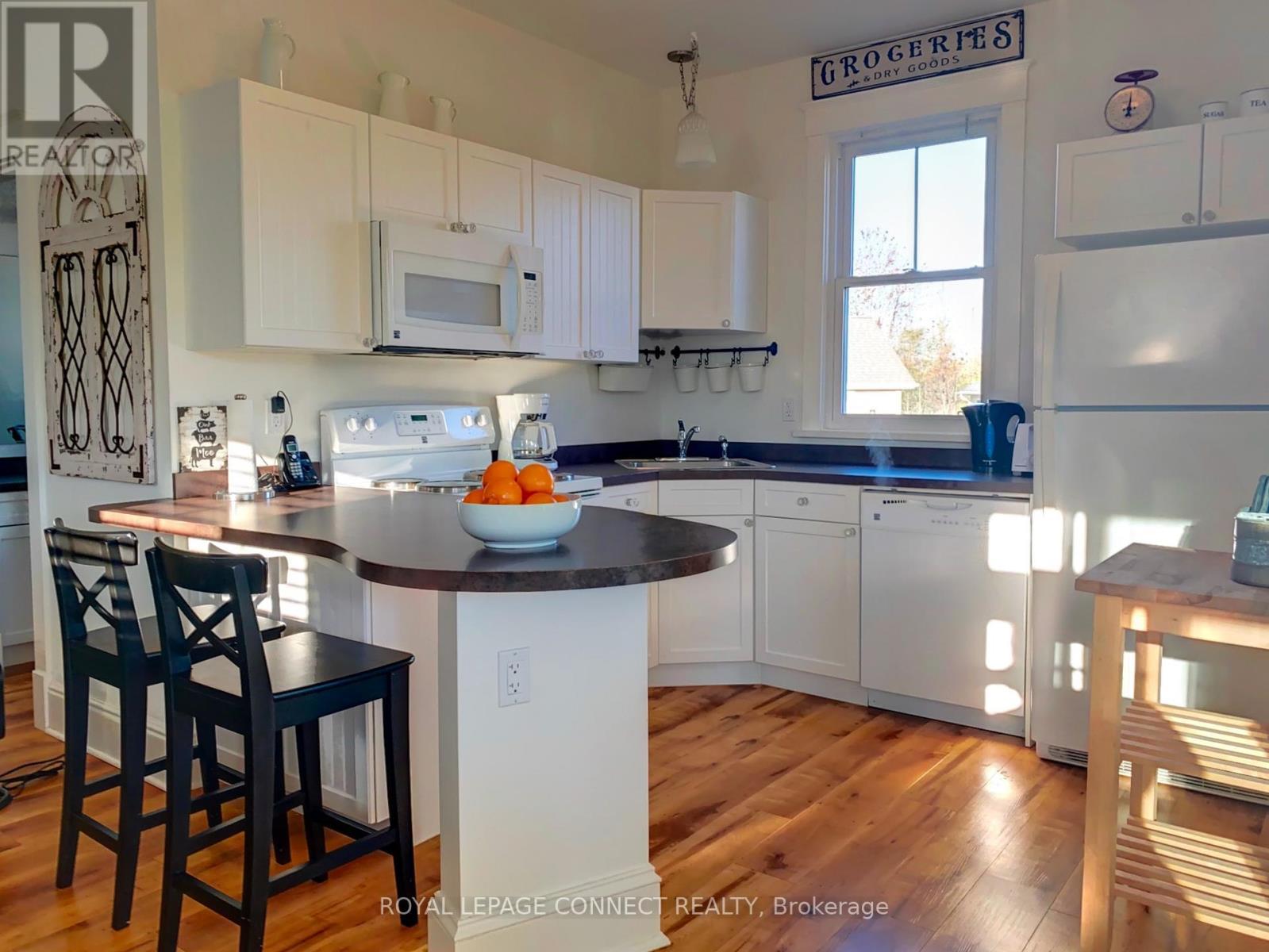 












98 - 20 BUTTERNUT LANE

,
Prince Edward County,







Ontario
K0K1P0

