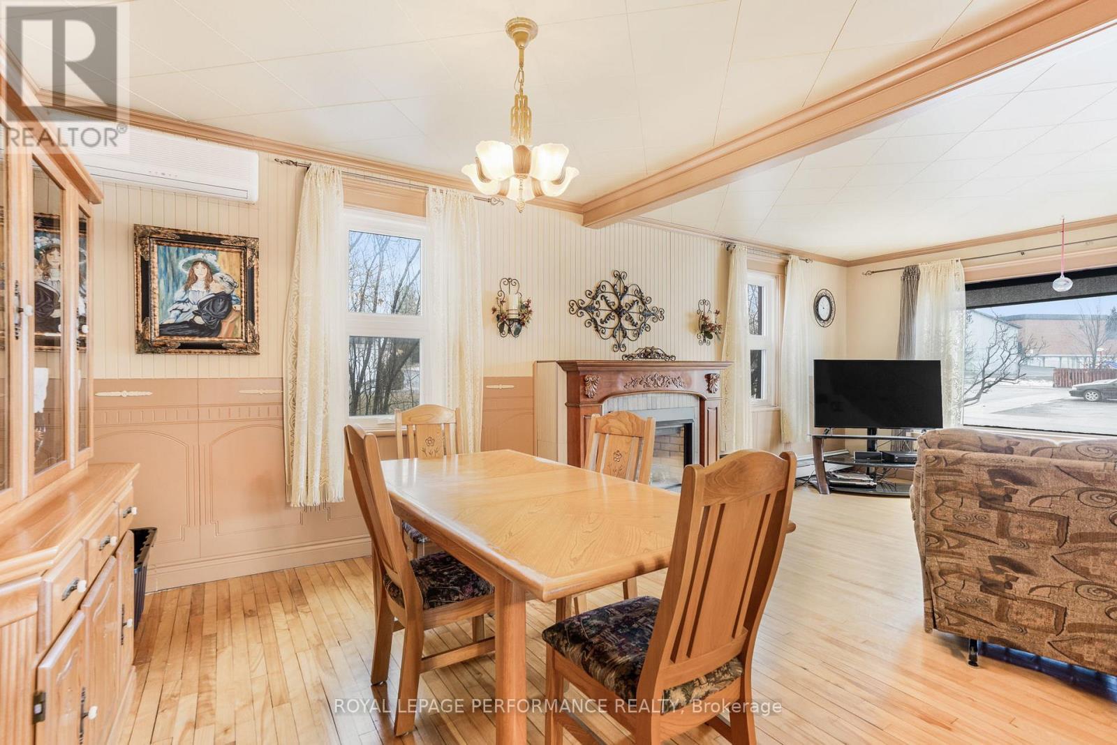 












72 LONGUEUIL STREET

,
Champlain,




Ontario
L1R3H1

