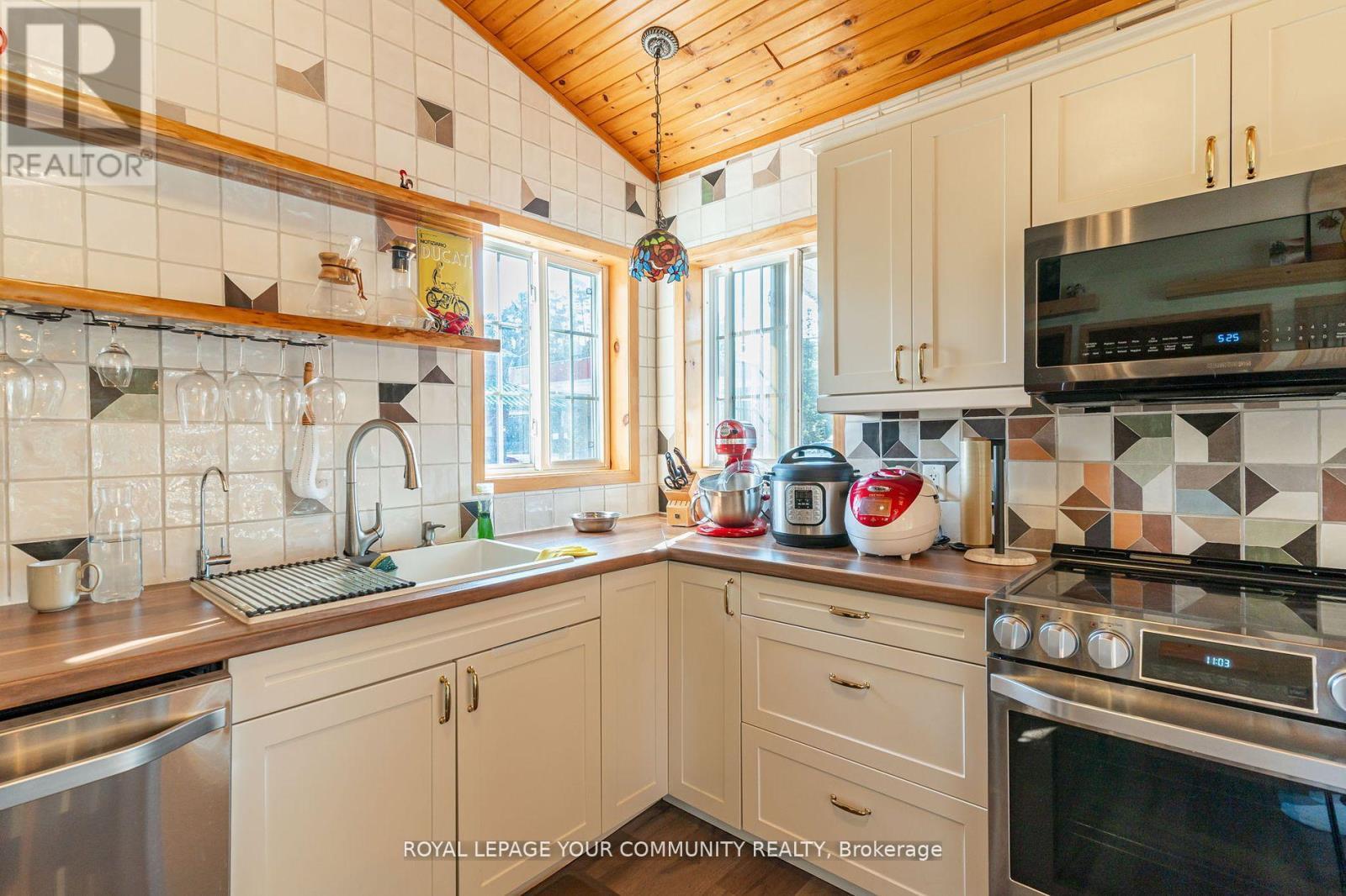 












3895 LOOP ROAD

,
Dysart et al,




Ontario
K0L1X0

