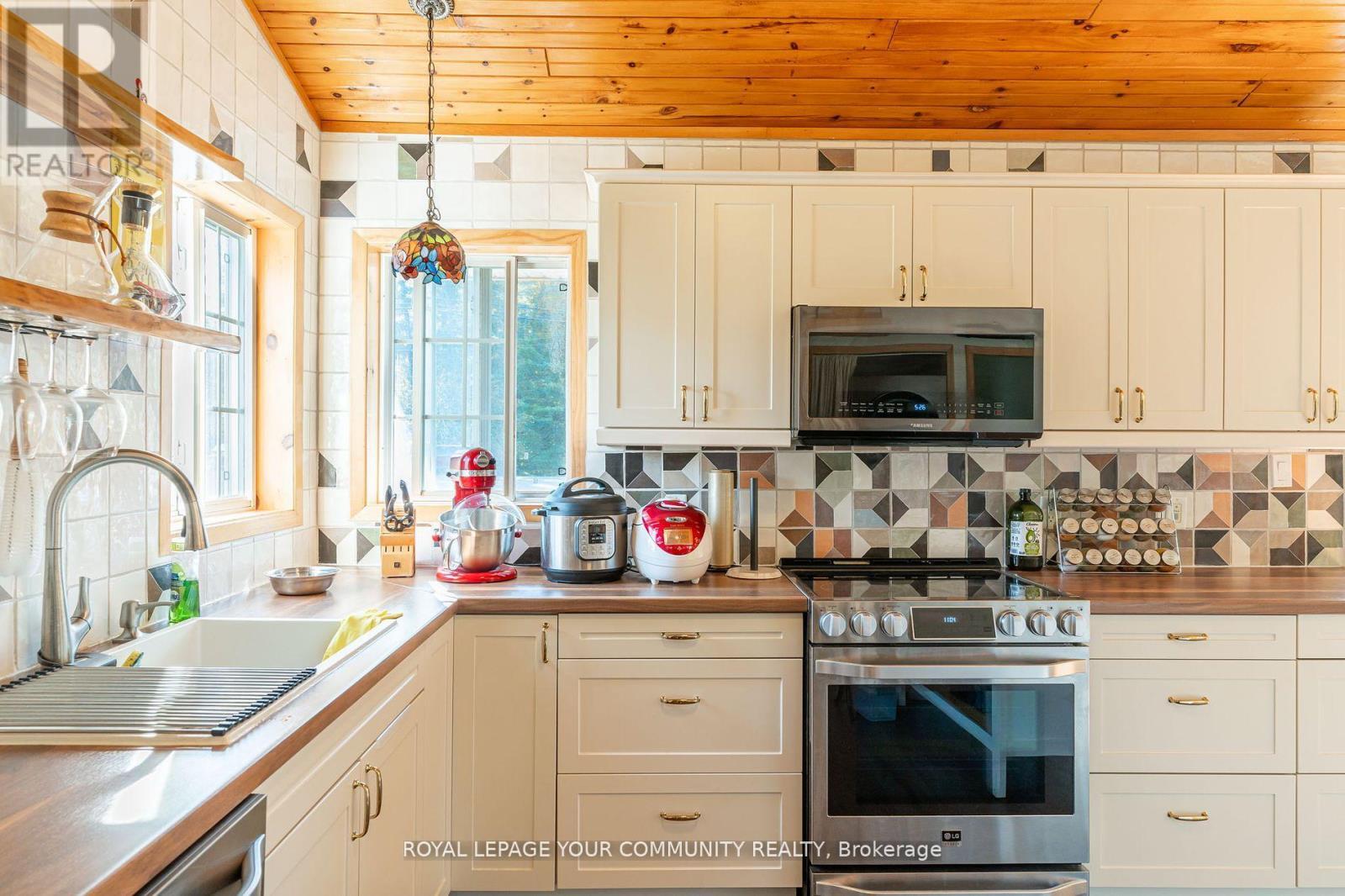 












3895 LOOP ROAD

,
Dysart et al,




Ontario
K0L1X0


