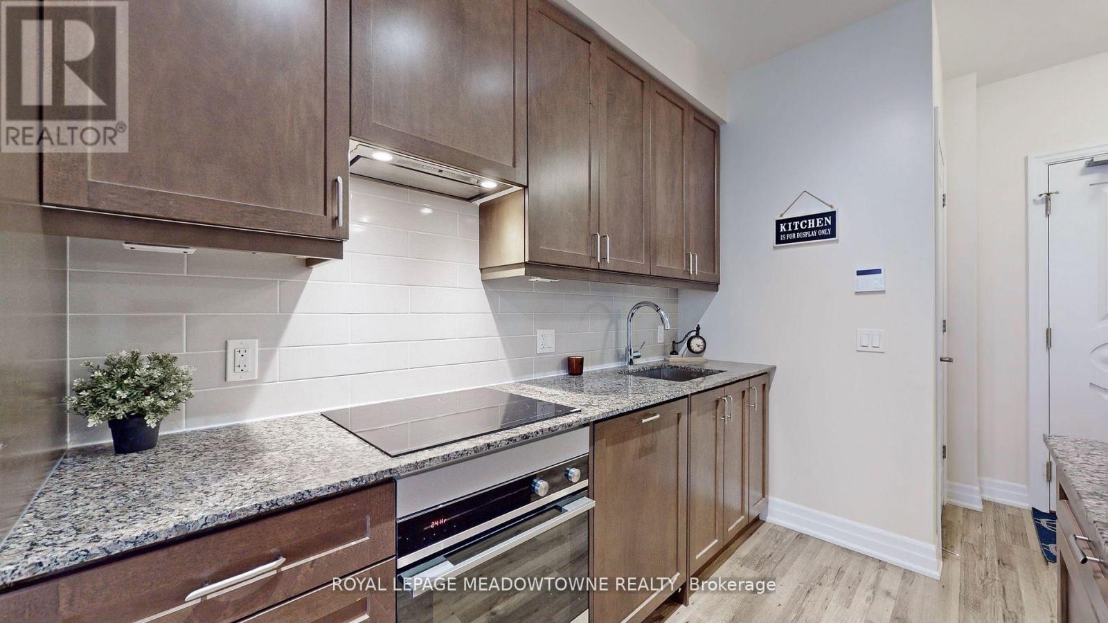 












208 - 9085 JANE STREET

,
Vaughan,




Ontario
L4K0L8

