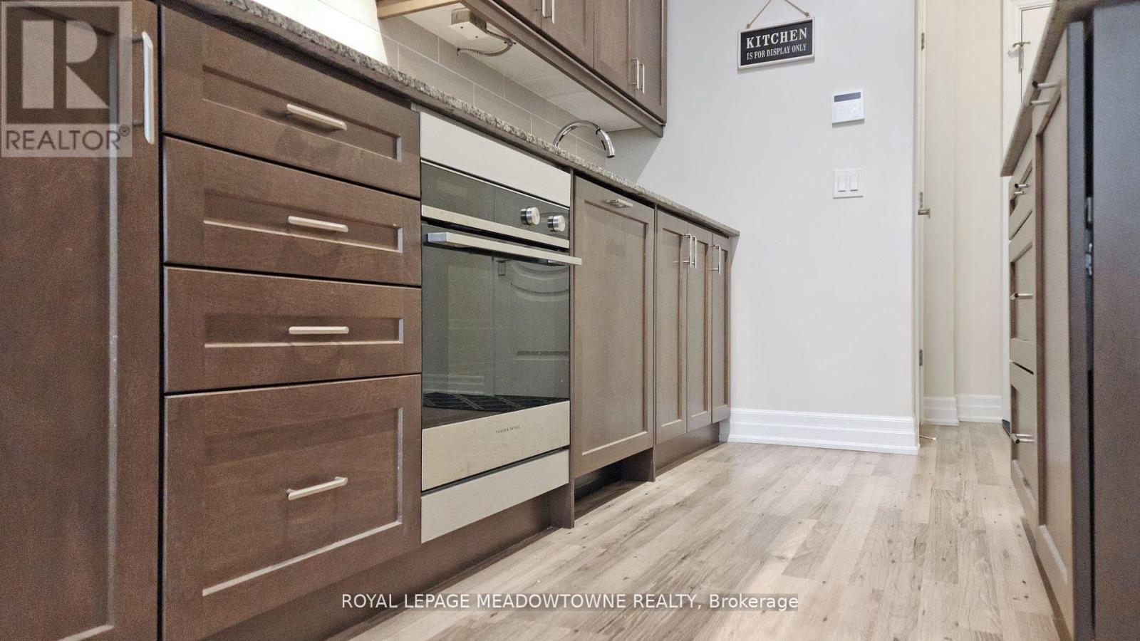 












208 - 9085 JANE STREET

,
Vaughan,




Ontario
L4K0L8

