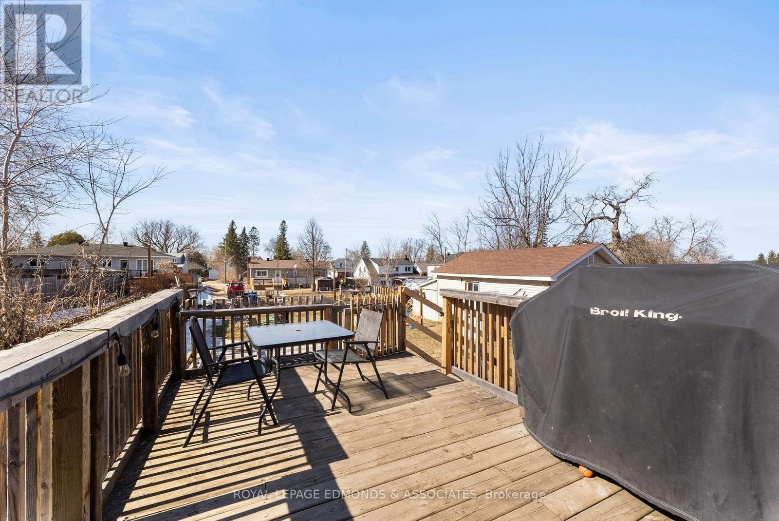












348 FIRST AVENUE N

,
Pembroke,




Ontario
K8A5C4

