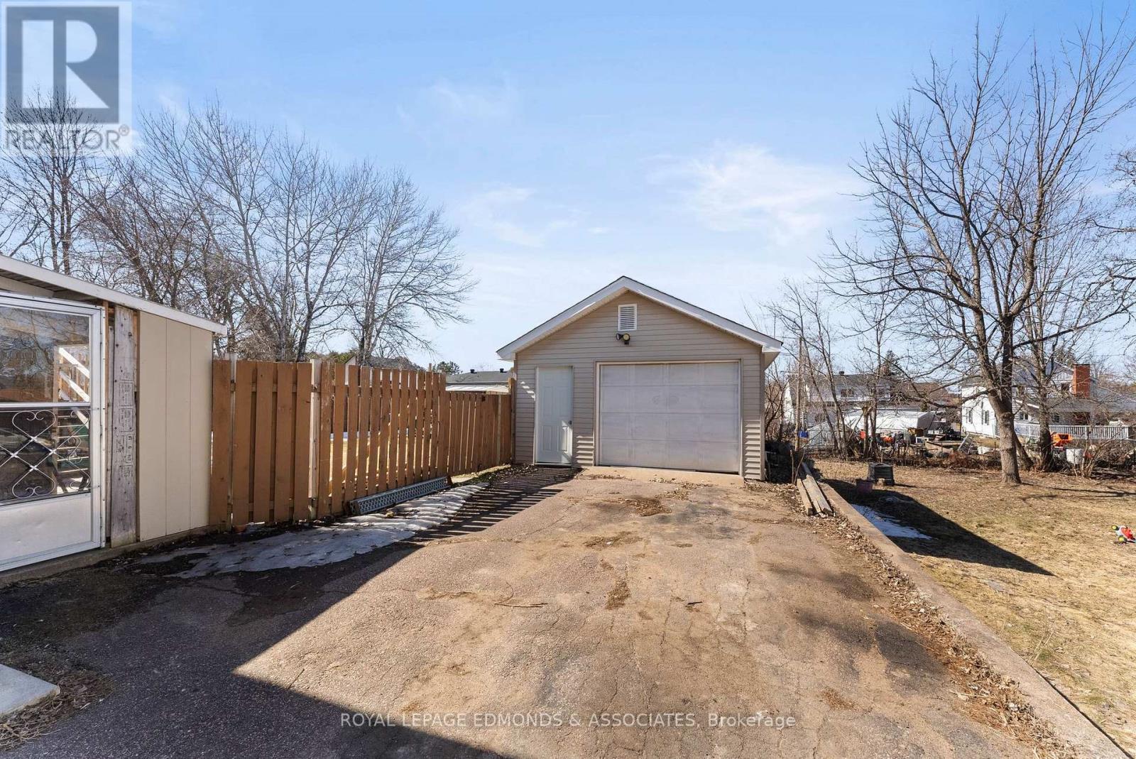 












348 FIRST AVENUE N

,
Pembroke,




Ontario
K8A5C4

