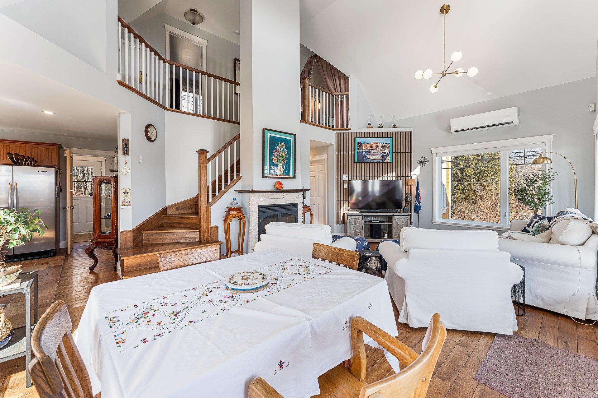 









12


Rue de l'Intimité

,
Eastman,




QC
J0E1P0

