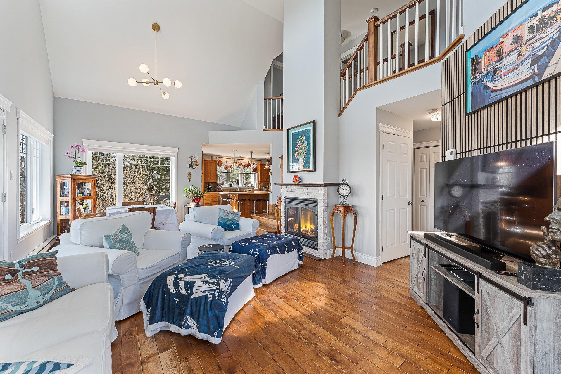 









12


Rue de l'Intimité

,
Eastman,




QC
J0E1P0

