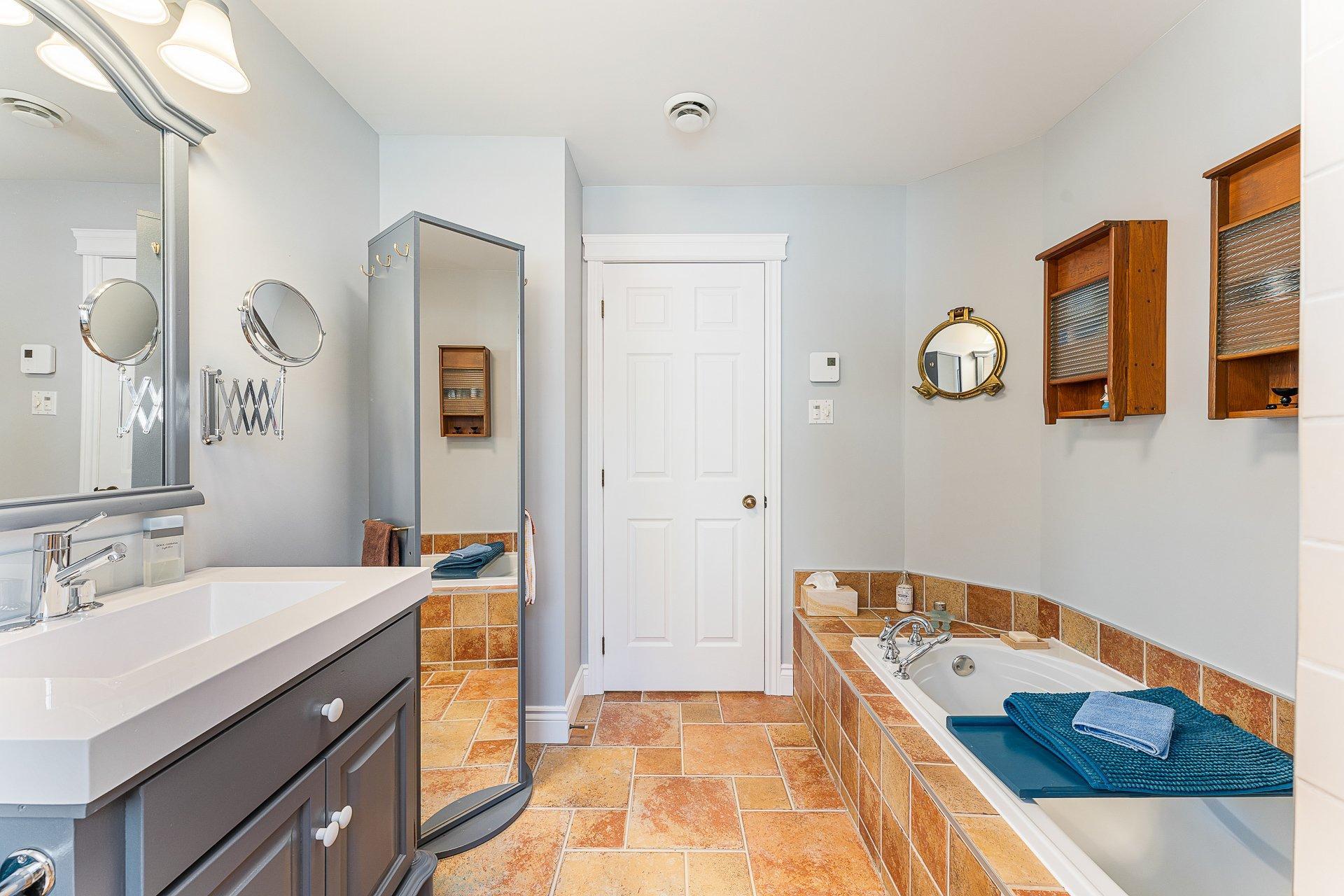 









12


Rue de l'Intimité

,
Eastman,




QC
J0E1P0

