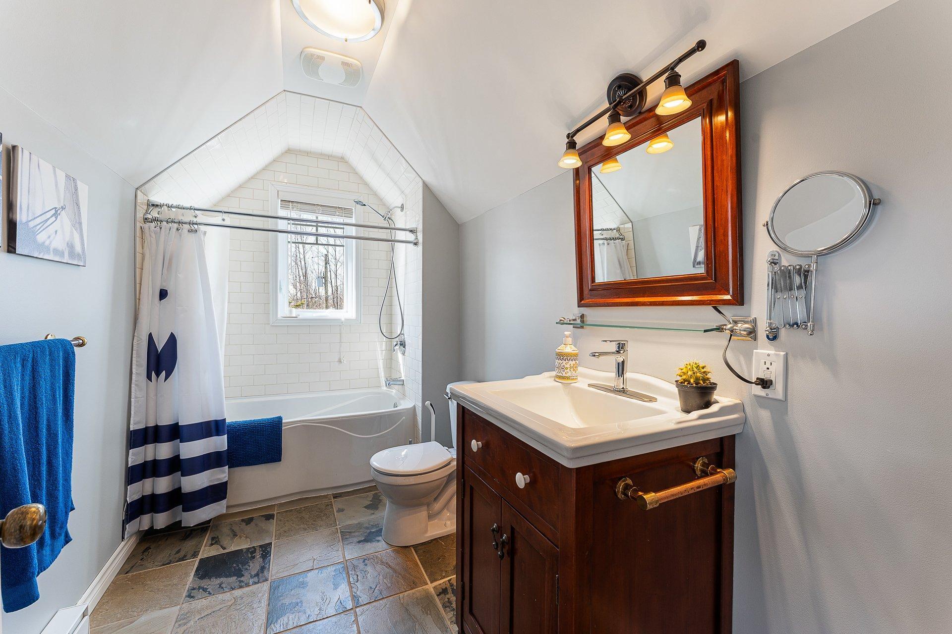 









12


Rue de l'Intimité

,
Eastman,




QC
J0E1P0

