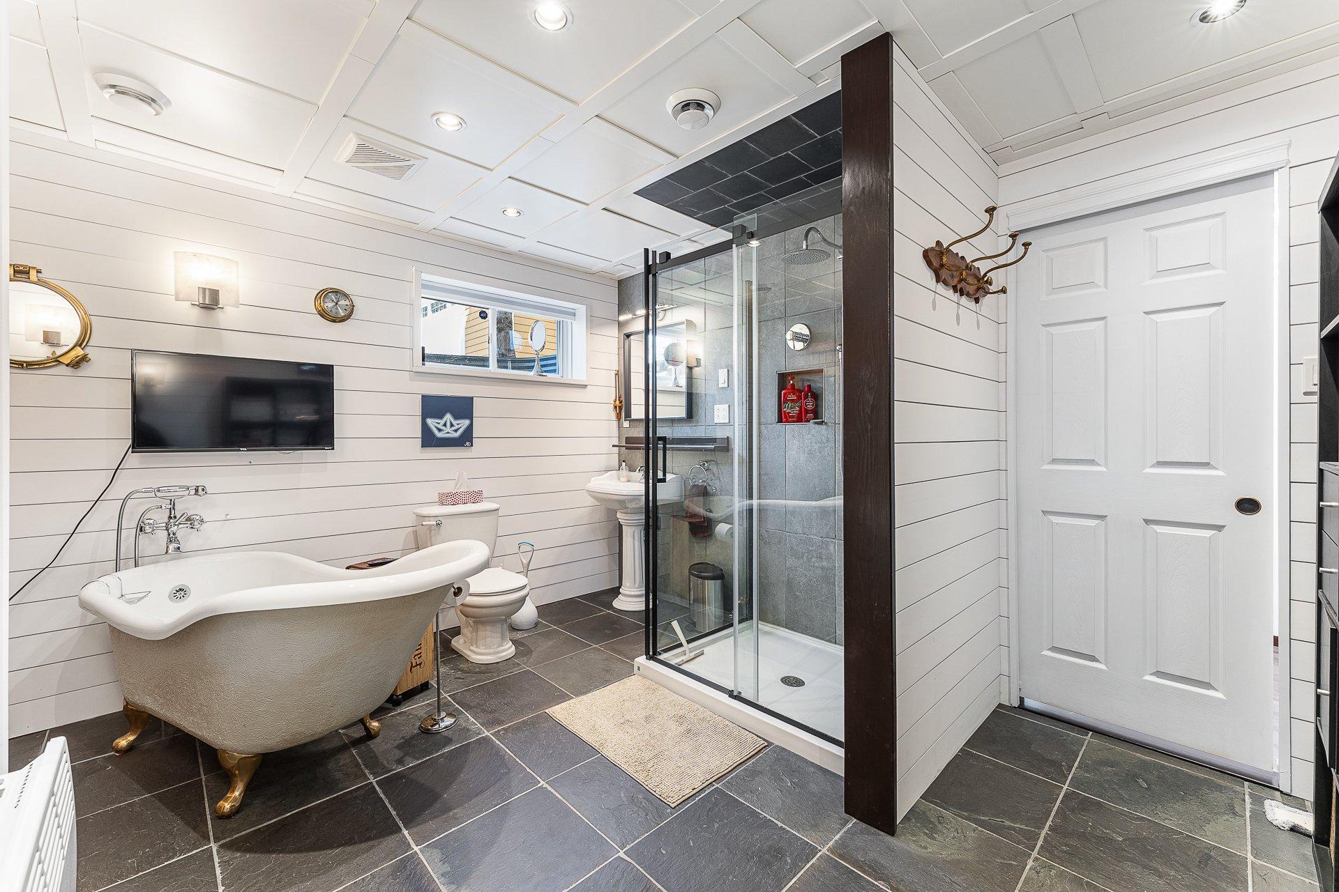 









12


Rue de l'Intimité

,
Eastman,




QC
J0E1P0

