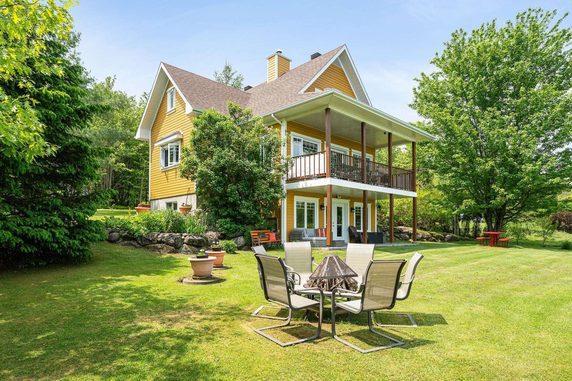 









12


Rue de l'Intimité

,
Eastman,




QC
J0E1P0

