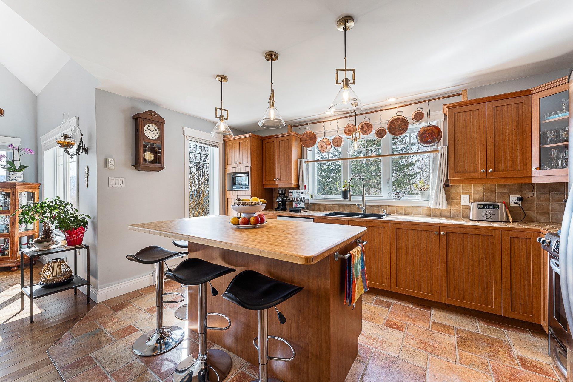 









12


Rue de l'Intimité

,
Eastman,




QC
J0E1P0


