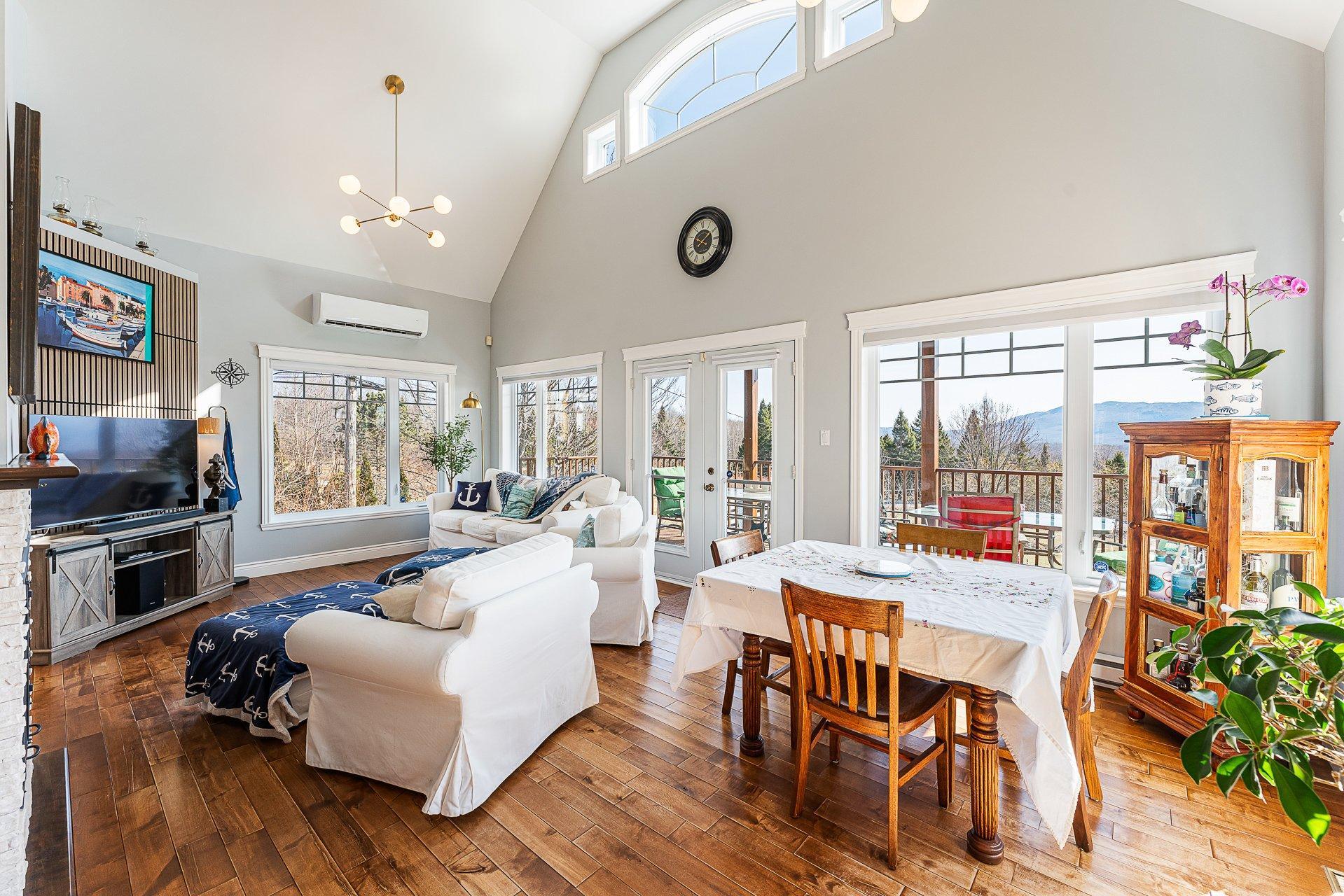 









12


Rue de l'Intimité

,
Eastman,




QC
J0E1P0

