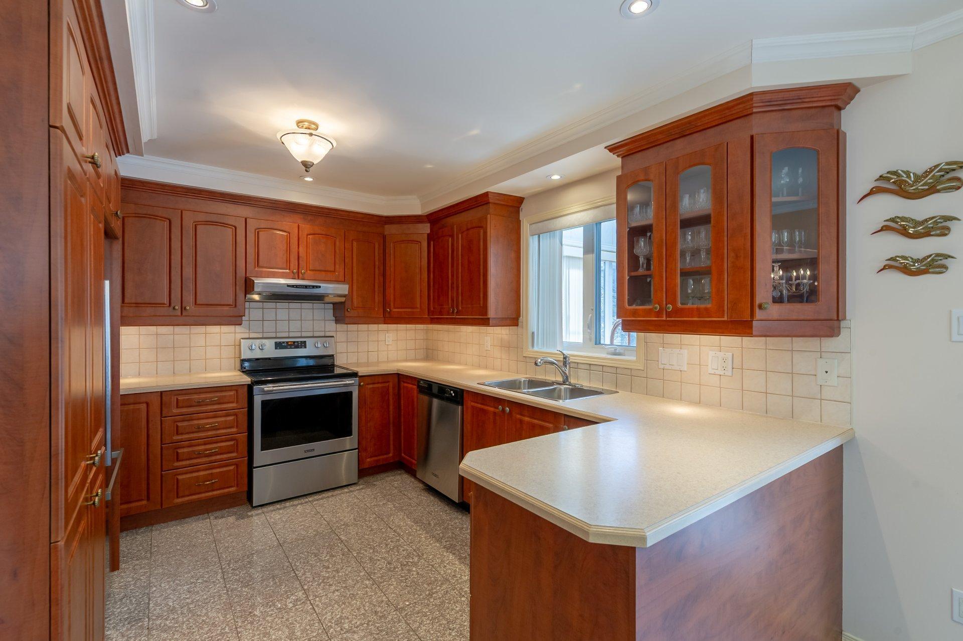 









2855


Rue Orsini

,
Brossard,




QC
J4Y3E2

